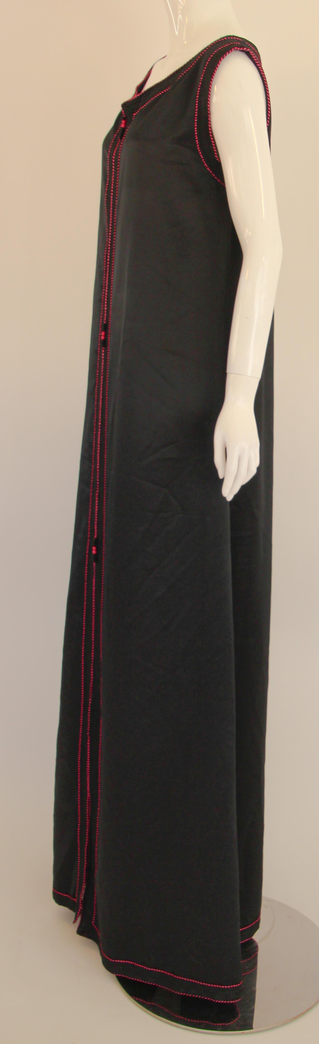 Vintage Caftan Sleeveless Black with Pink Embroidered, ca. 1980s For Sale 6