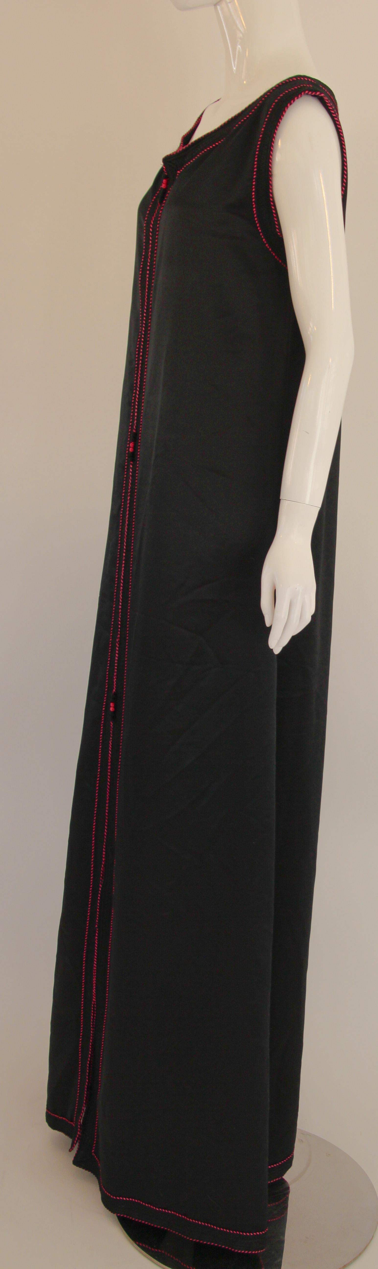 Vintage Caftan Sleeveless Black with Pink Embroidered, ca. 1980s For Sale 7