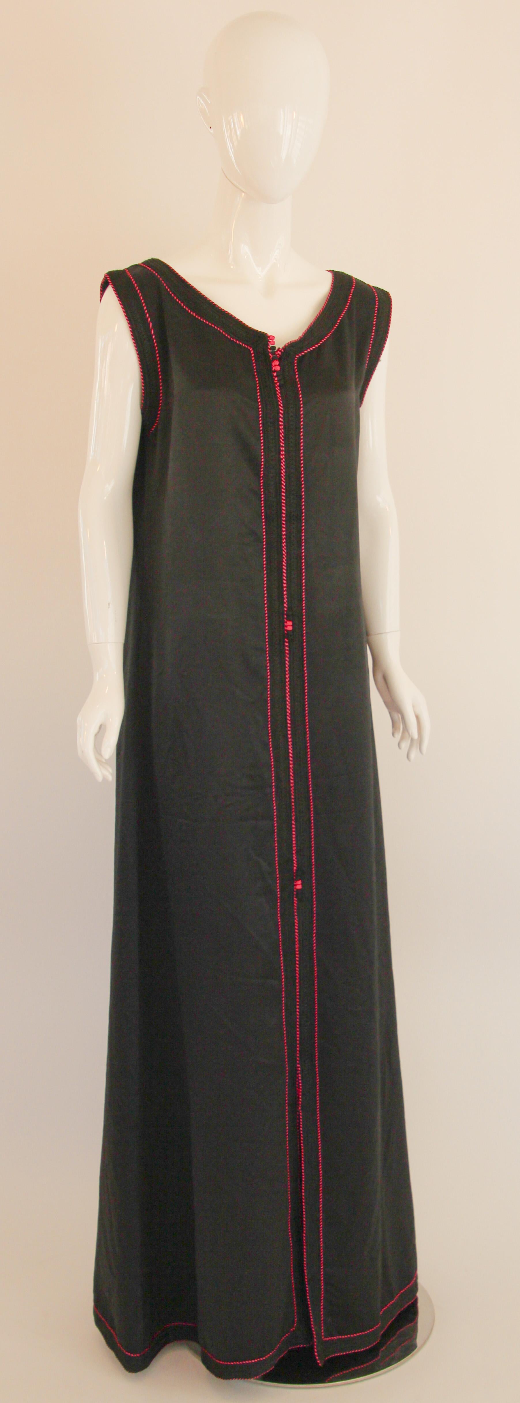Vintage Caftan Sleeveless Black with Pink Embroidered, ca. 1980s For Sale 9