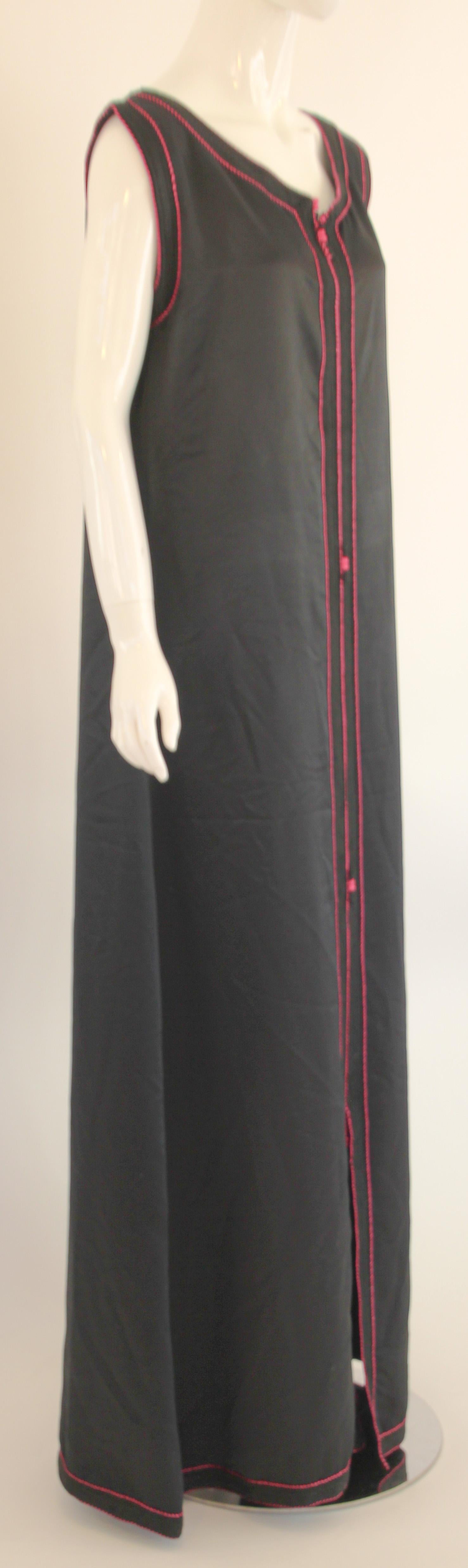 Caftan vintage sans manches noir avec broderie rose, ca. 1980 en vente 4