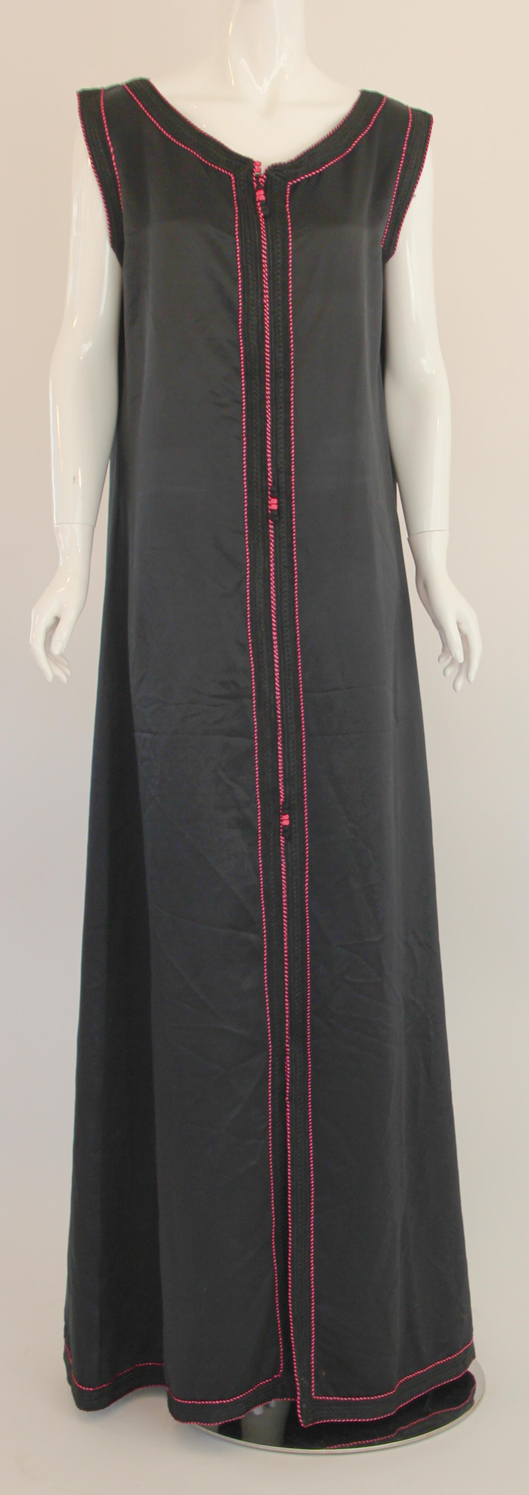 Vintage Caftan Sleeveless Black with Pink Embroidered, ca. 1980s For Sale 4