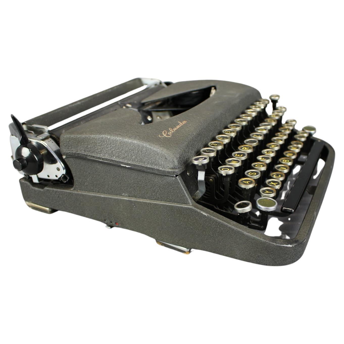 Macchina da scrivere Calanda vintage Cecoslovacchia 1950 Industrial Design in metallo