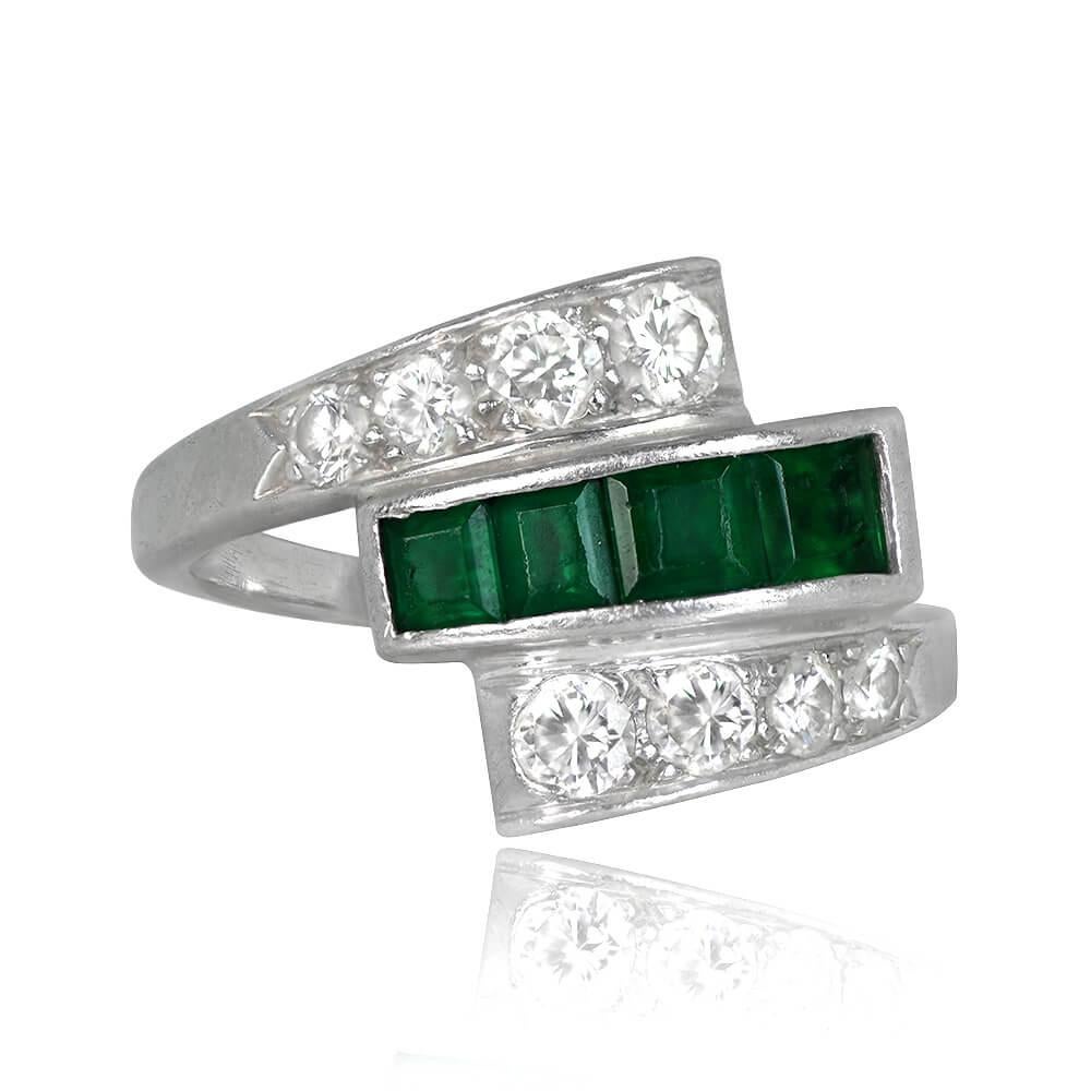 Retro Era Emerald & Diamond Ring: Dieses Schmuckstück im Vintage-Stil zeigt ein geometrisches Design mit Smaragden im Kaliberschliff in einer Kanalfassung. Eine Reihe von Diamanten im Übergangsschliff umrahmt die Smaragde sowohl oben als auch unten