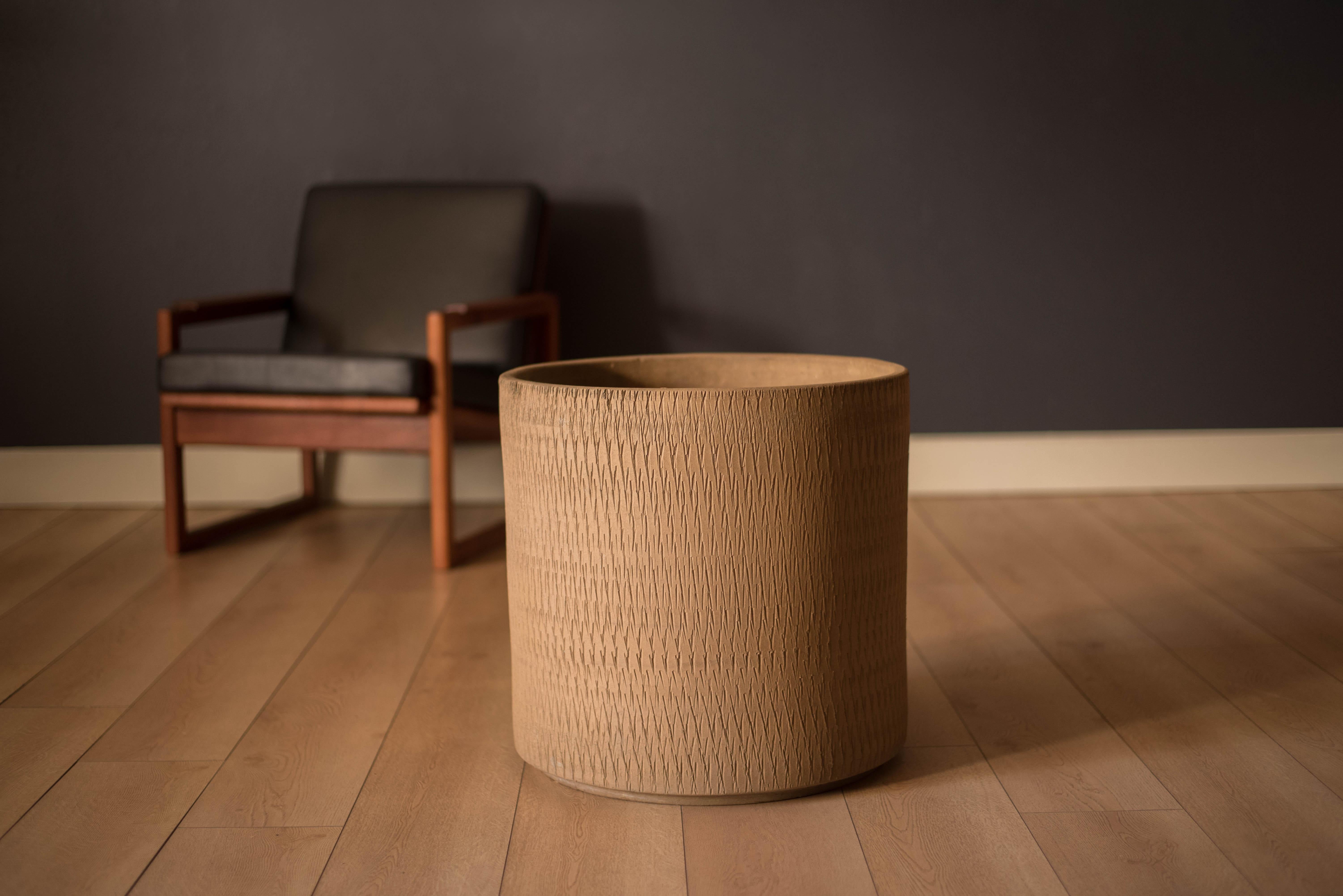 Mid century modern sgraffito garden ceramic planter manufactured by Gainey Ceramics. This piece is large enough for outdoor patio house trees or indoor botanicals. Features a unique etched design with a neutral matte brown finish.

Interior: 18