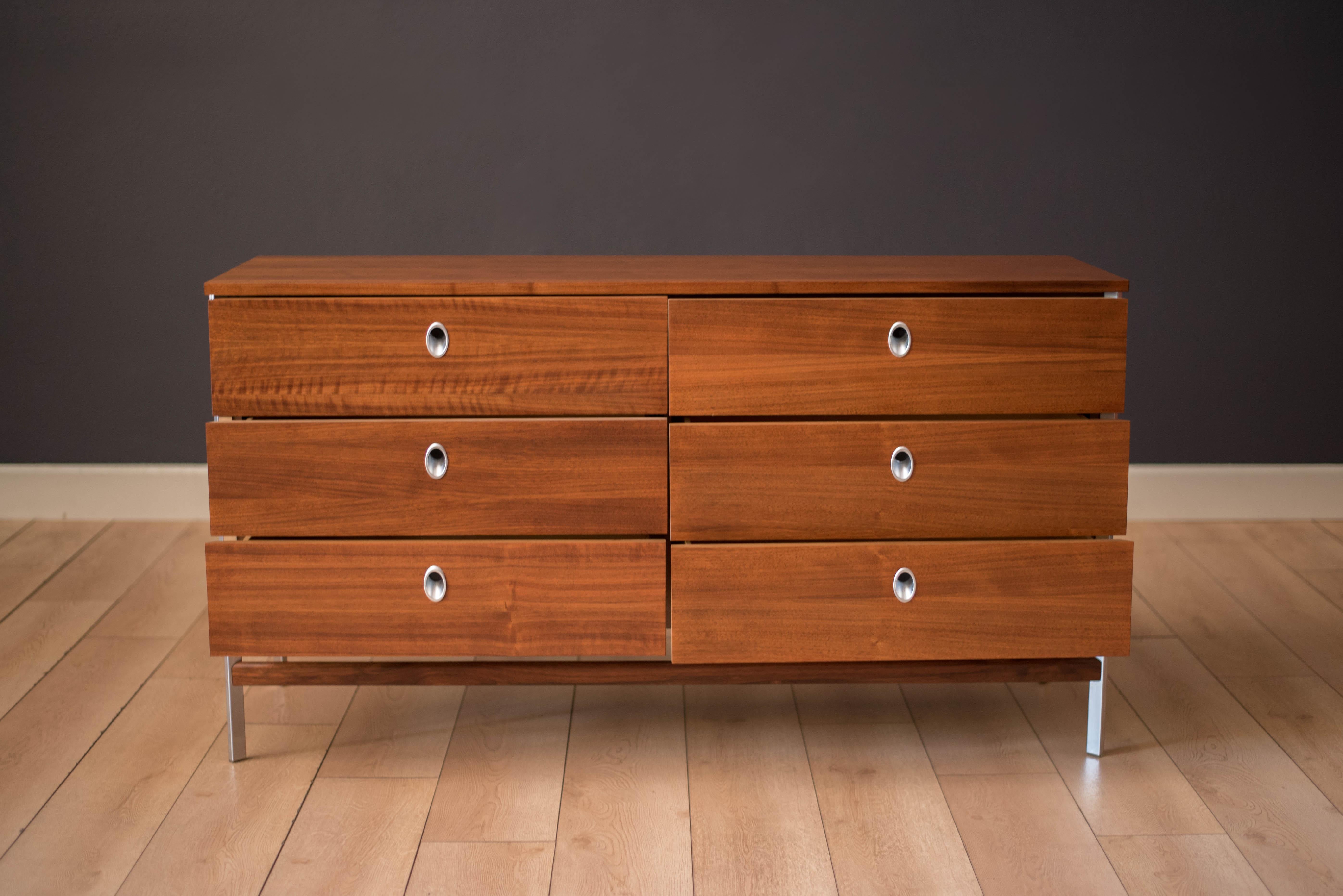 Vintage California Modern Walnut and Aluminum Six Drawer Dresser In Good Condition In San Jose, CA