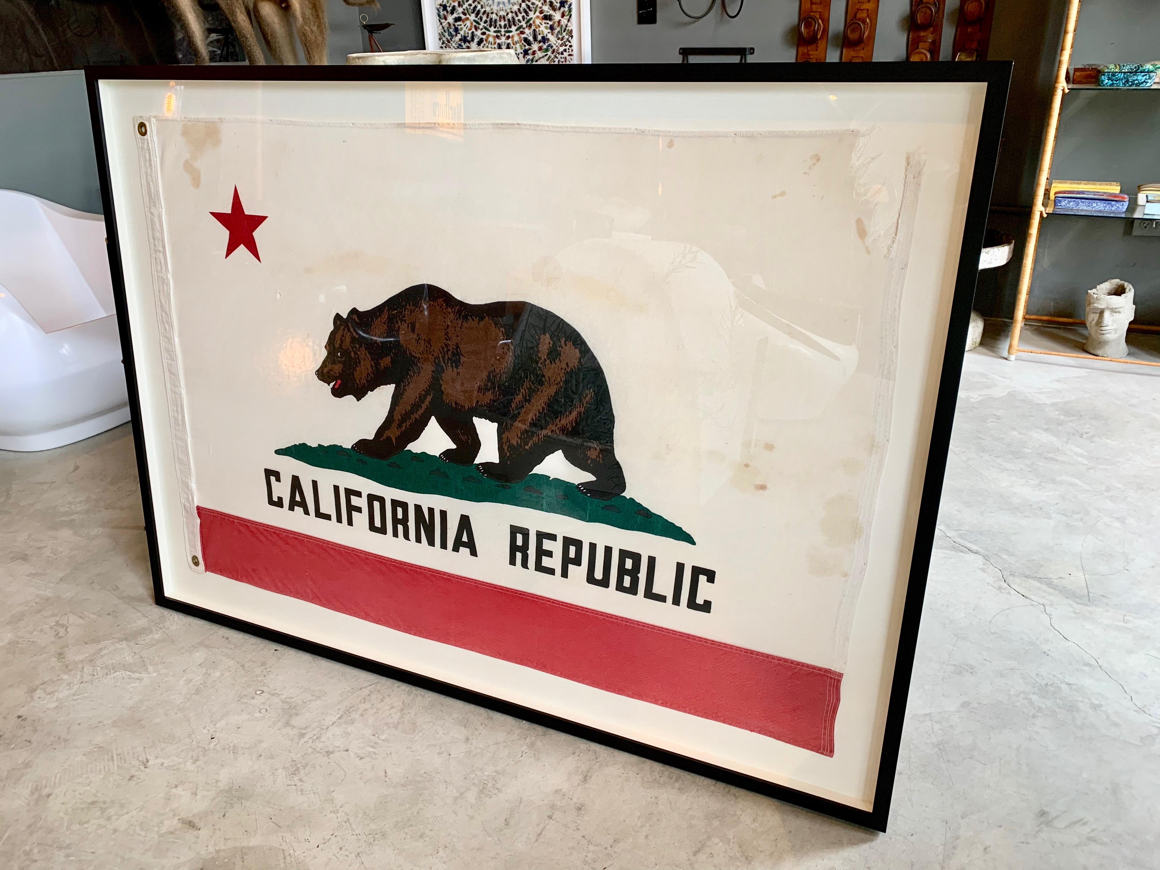 Vintage California State Flag In Good Condition In Los Angeles, CA