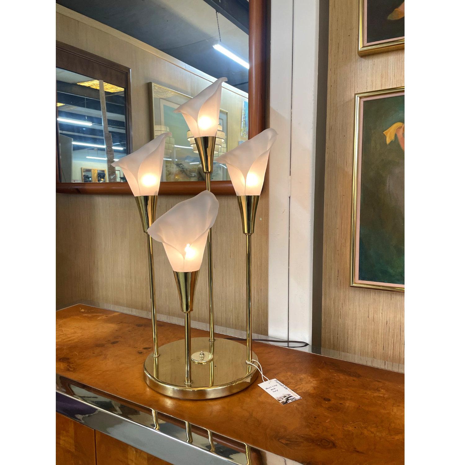 Lovely as the flower itself, this calla lily lamp warms your room in more ways than one. The gold colored lamp features four calla lily blooms. Elect to light just one floral, two, three or all four! The light switch works four ways. The vintage