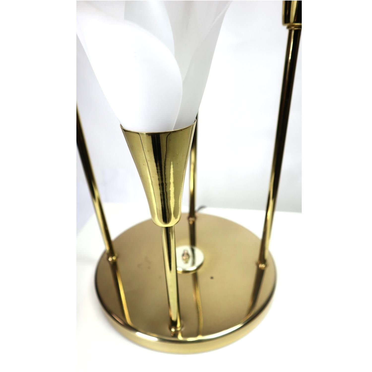 Vintage Calla Lily White Floral Lamp with Gleaming Brass Base In Excellent Condition In Chattanooga, TN