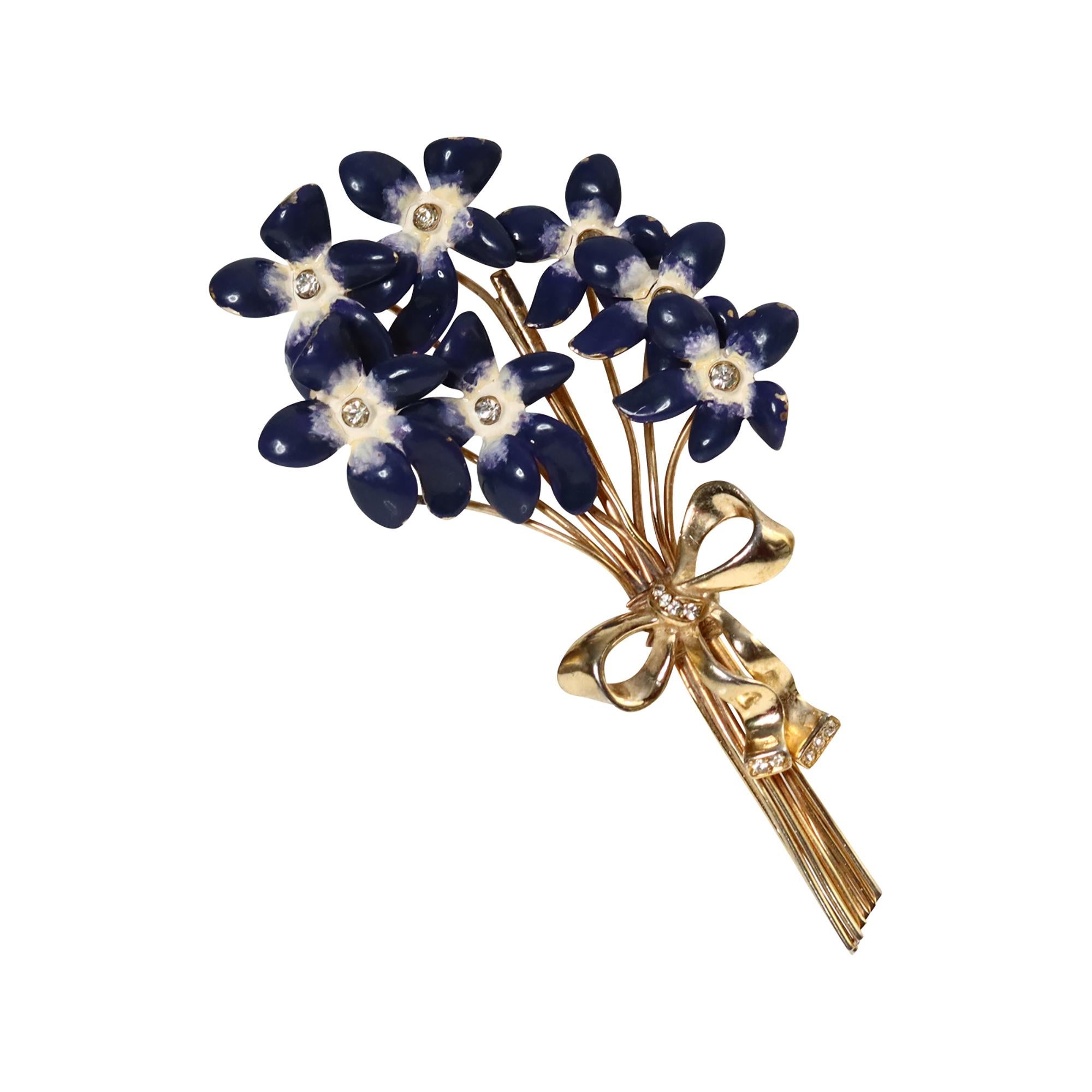 Broche fleur en or et diamants, émail bleu, Vintage ByCA Circa 1930. Il s'agit d'une broche représentant des fleurs rassemblées avec un nœud comportant quelques diamants à l'extrémité. La beauté réside dans les détails complexes de l'émail bleu,