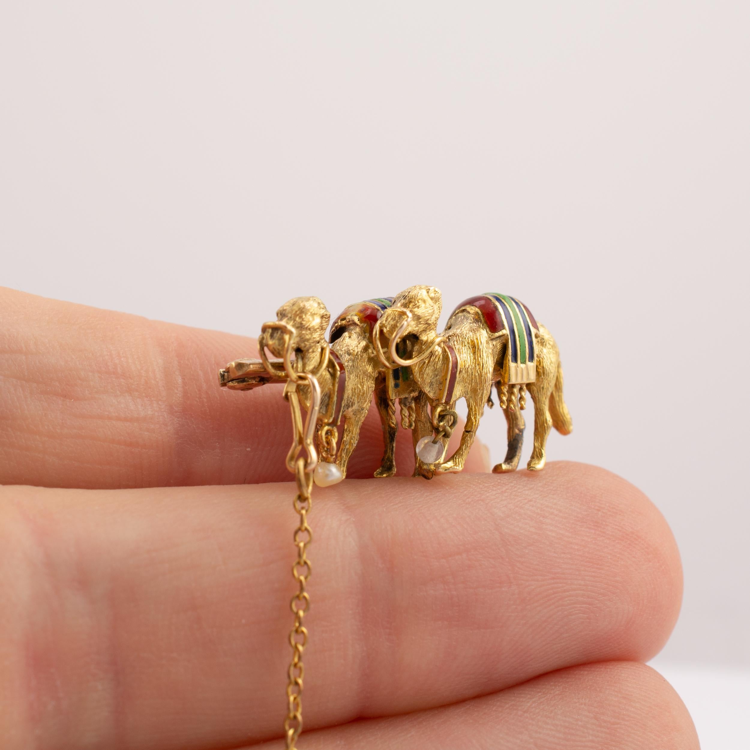  18 Karat Gold Camel Brooch With Enamel Pearl, circa 1940s For Sale 2