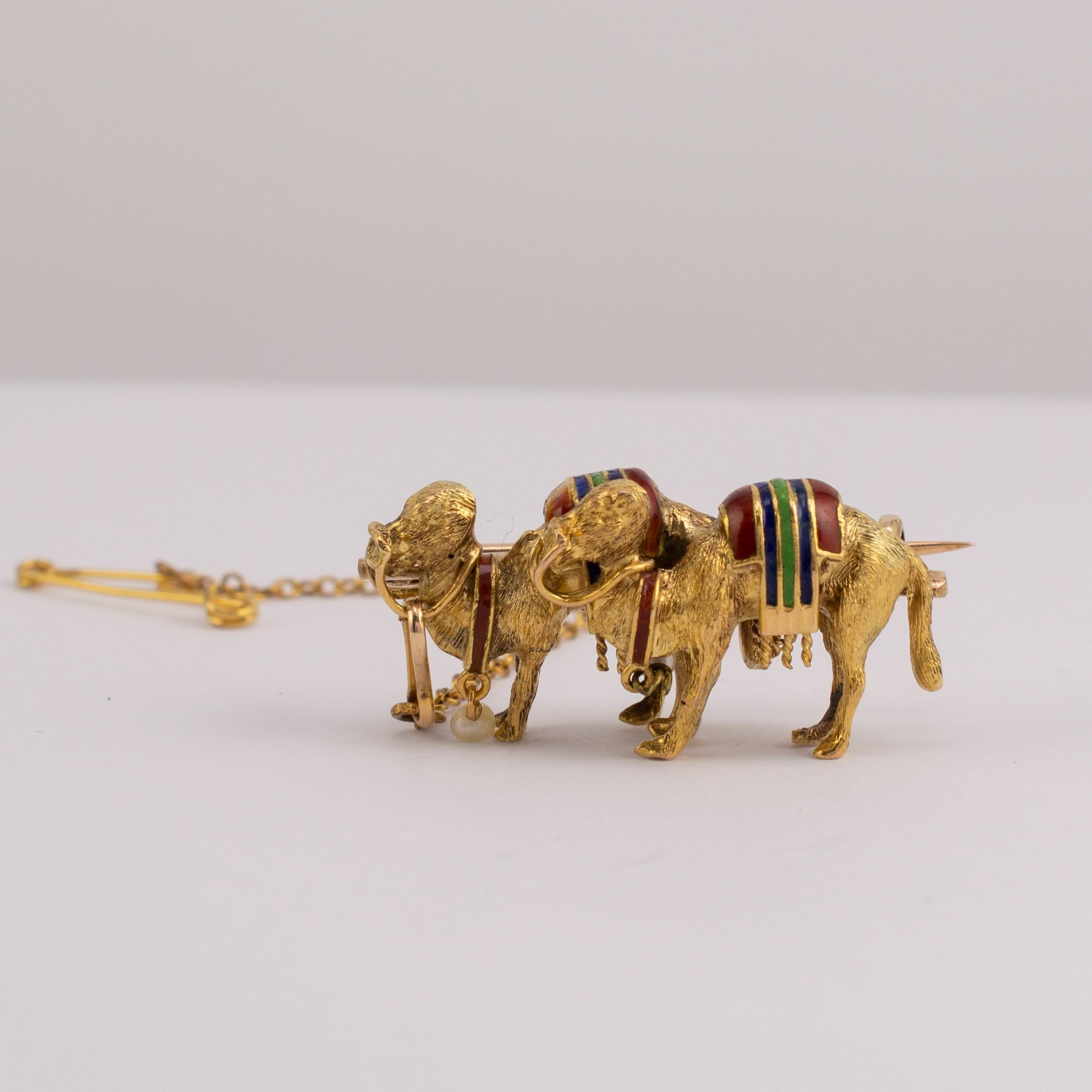  18 Karat Gold Camel Brooch With Enamel Pearl, circa 1940s For Sale 3