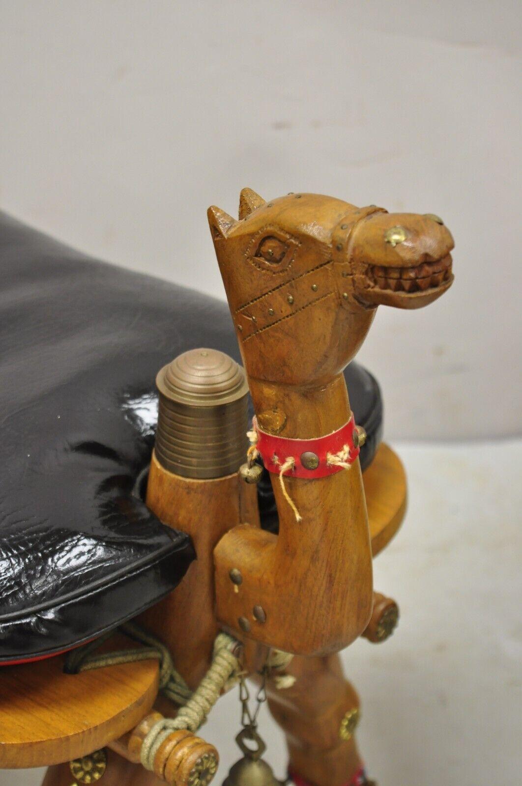 Paar geschnitzte Vintage Kamel-Sattee-Hocker, geschnitztes Holz, schwarz/rote Kissen im Angebot 4