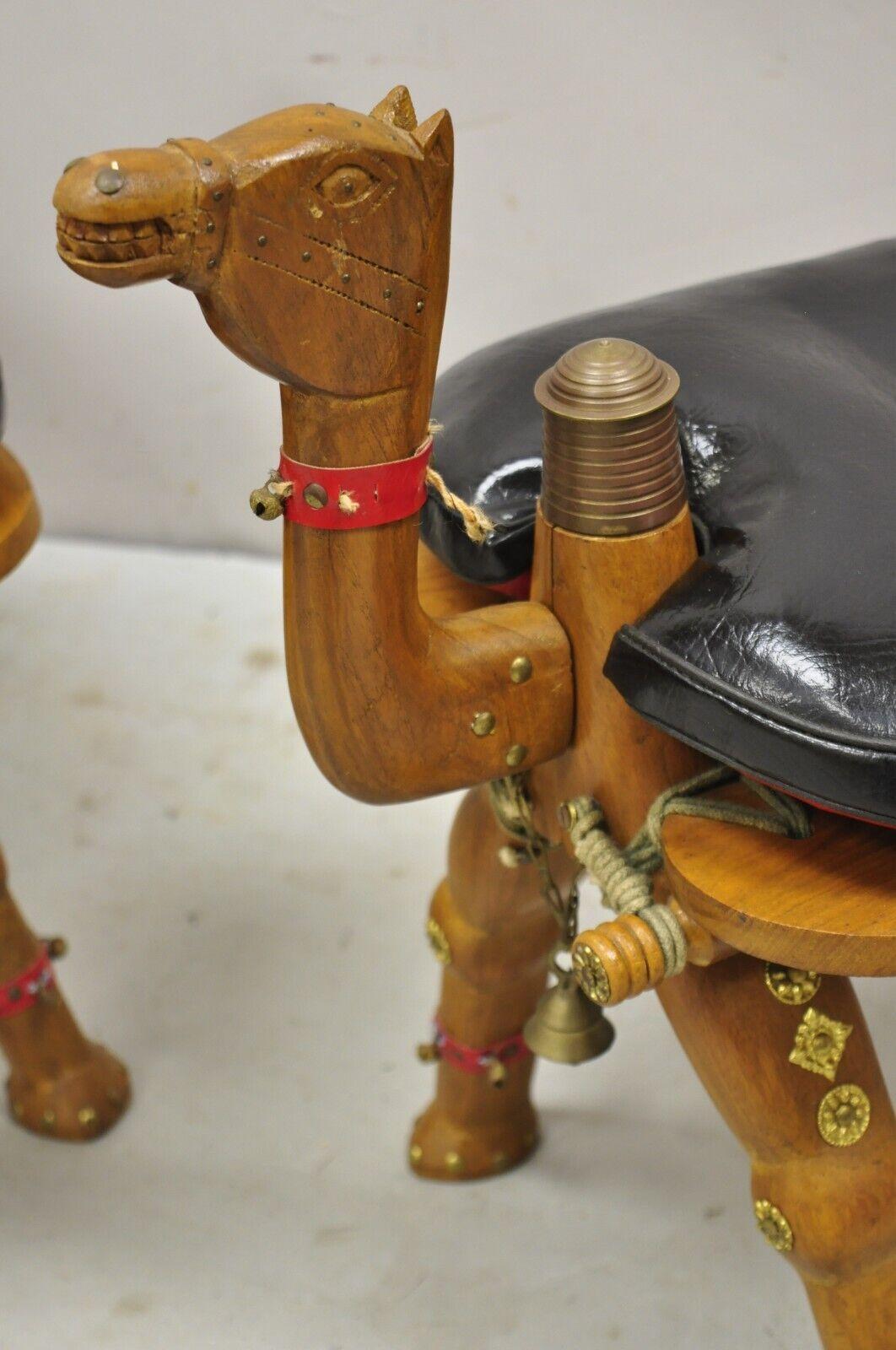 Paar geschnitzte Vintage Kamel-Sattee-Hocker, geschnitztes Holz, schwarz/rote Kissen (Moderne) im Angebot