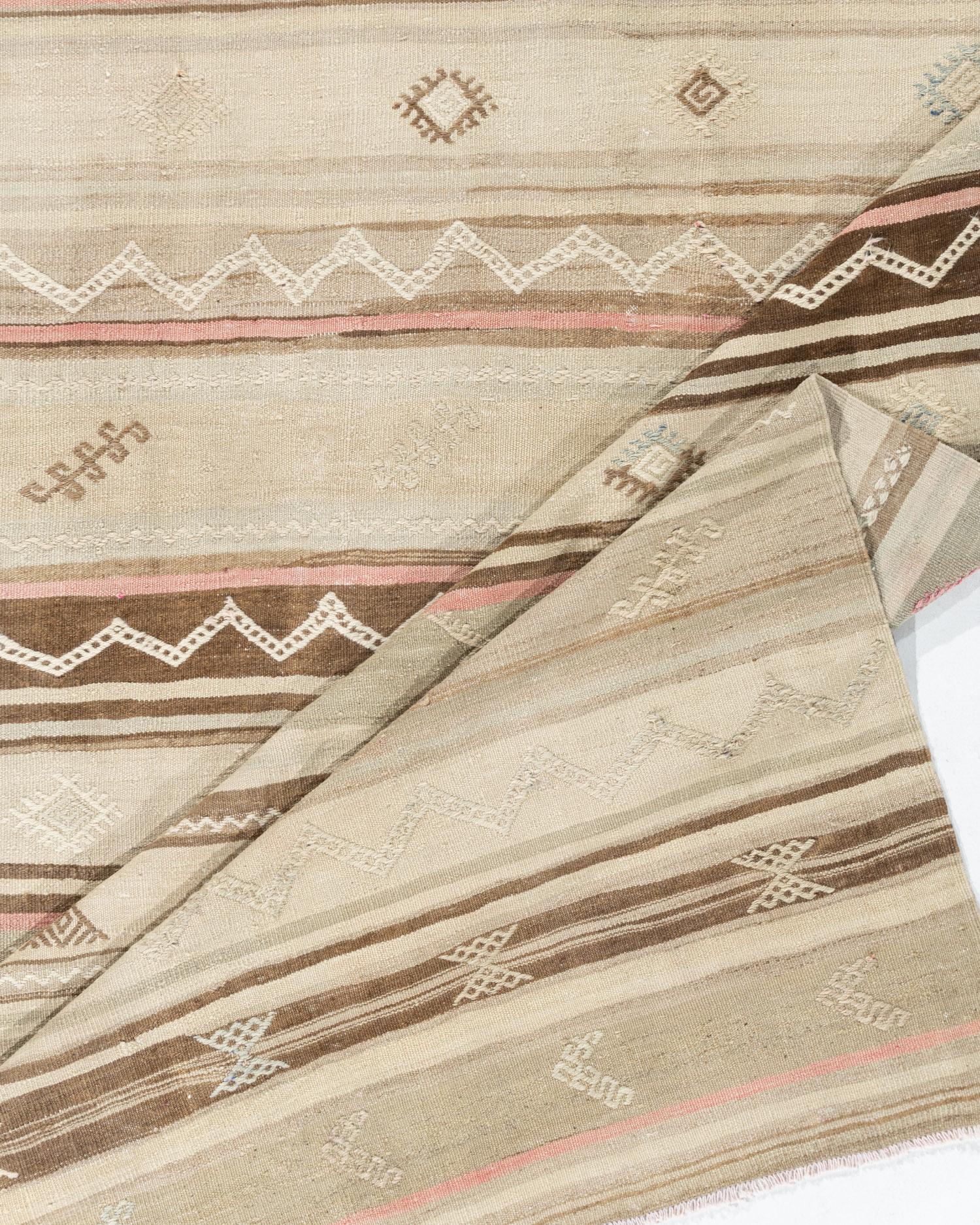 5'5 X 9'4. Un Kilim Hemp turco vintage degli anni '40 circa, tessuto a mano in canapa. La semplicità e l'audacia di questo pezzo conferiscono un'atmosfera contemporanea e si adattano sia a un ambiente moderno che tradizionale. Colori: