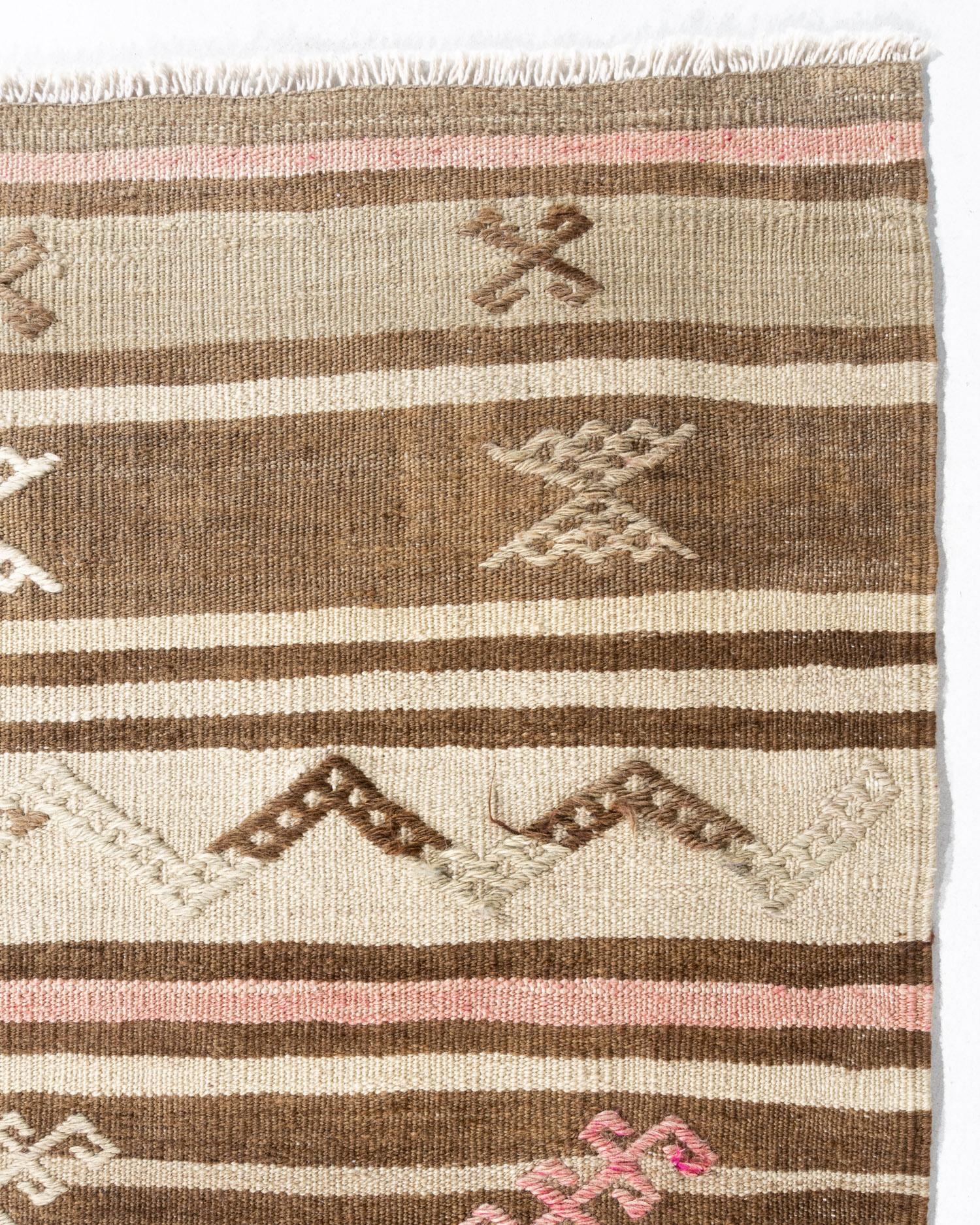 Tessuto a mano Vintage Camel Turkish Kilim Rug & Runner  5'5 x 9'4 in vendita
