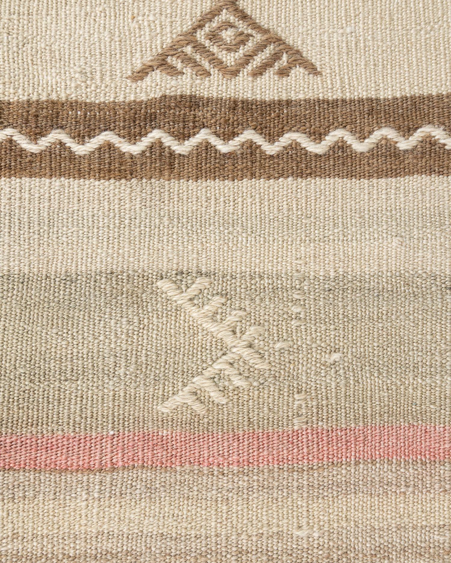 Vintage Camel Turkish Kilim Rug & Runner  5'5 x 9'4 In condizioni buone in vendita a New York, NY