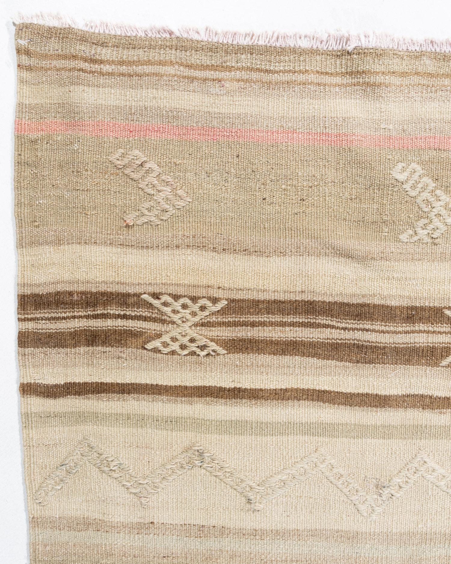 XX secolo Vintage Camel Turkish Kilim Rug & Runner  5'5 x 9'4 in vendita