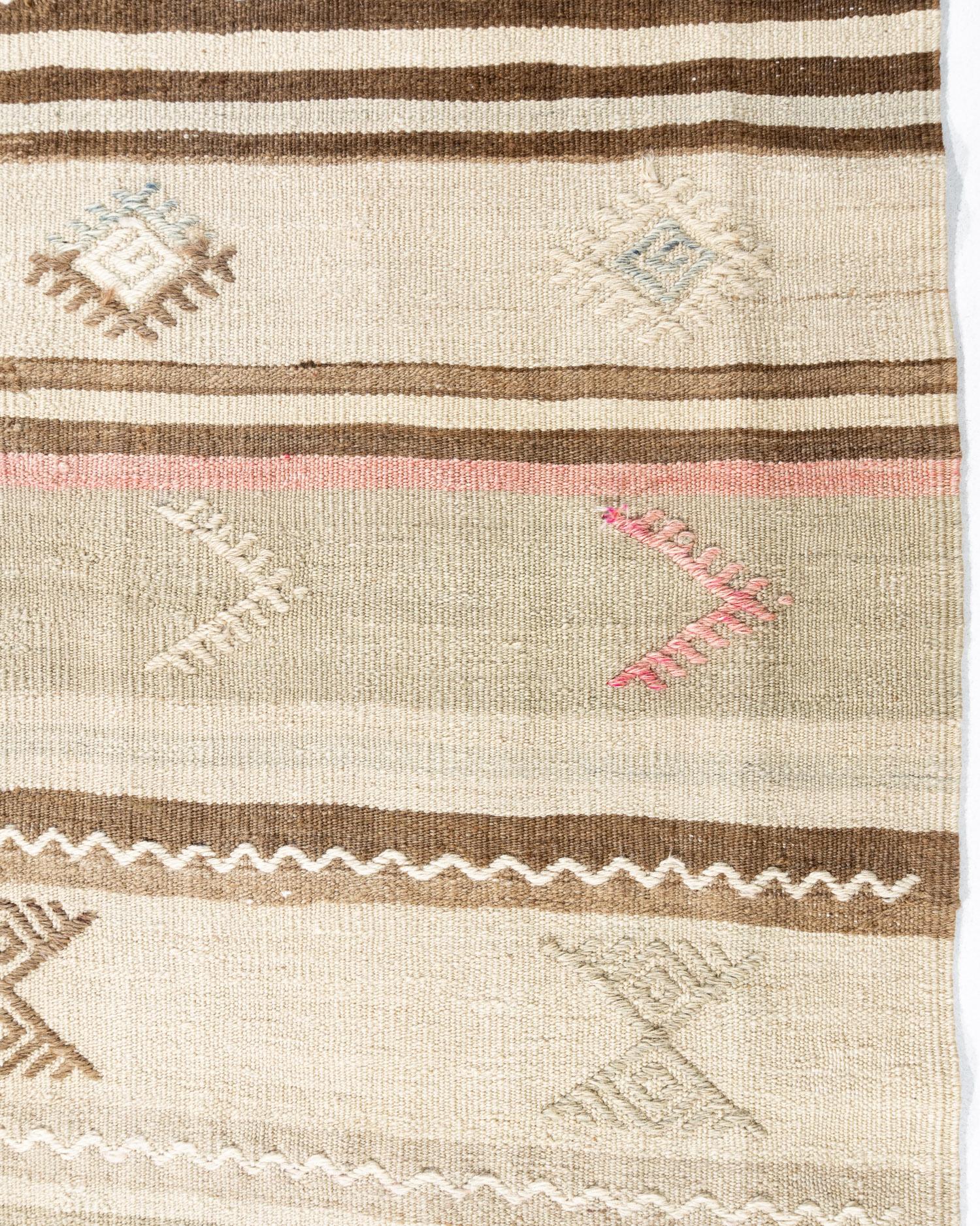 Canapa Vintage Camel Turkish Kilim Rug & Runner  5'5 x 9'4 in vendita