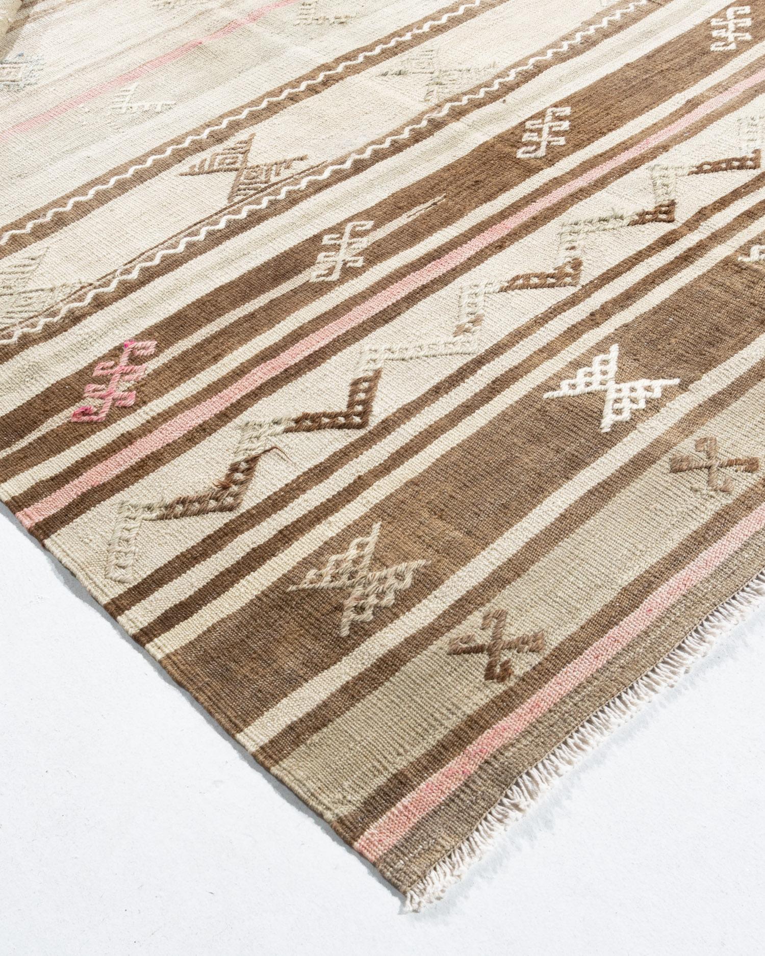Vintage Camel Turkish Kilim Rug & Runner  5'5 x 9'4 in vendita 1