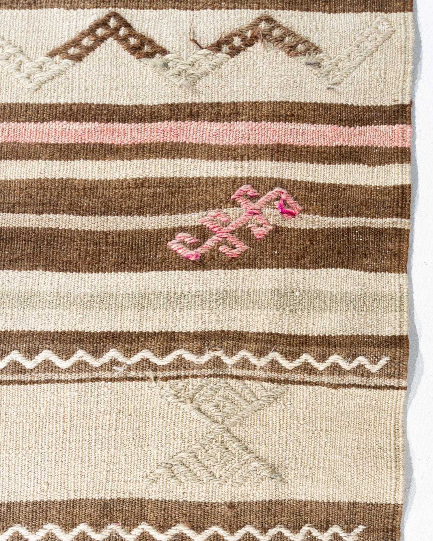 Vintage Camel Turkish Kilim Rug & Runner  5'5 x 9'4 in vendita 2