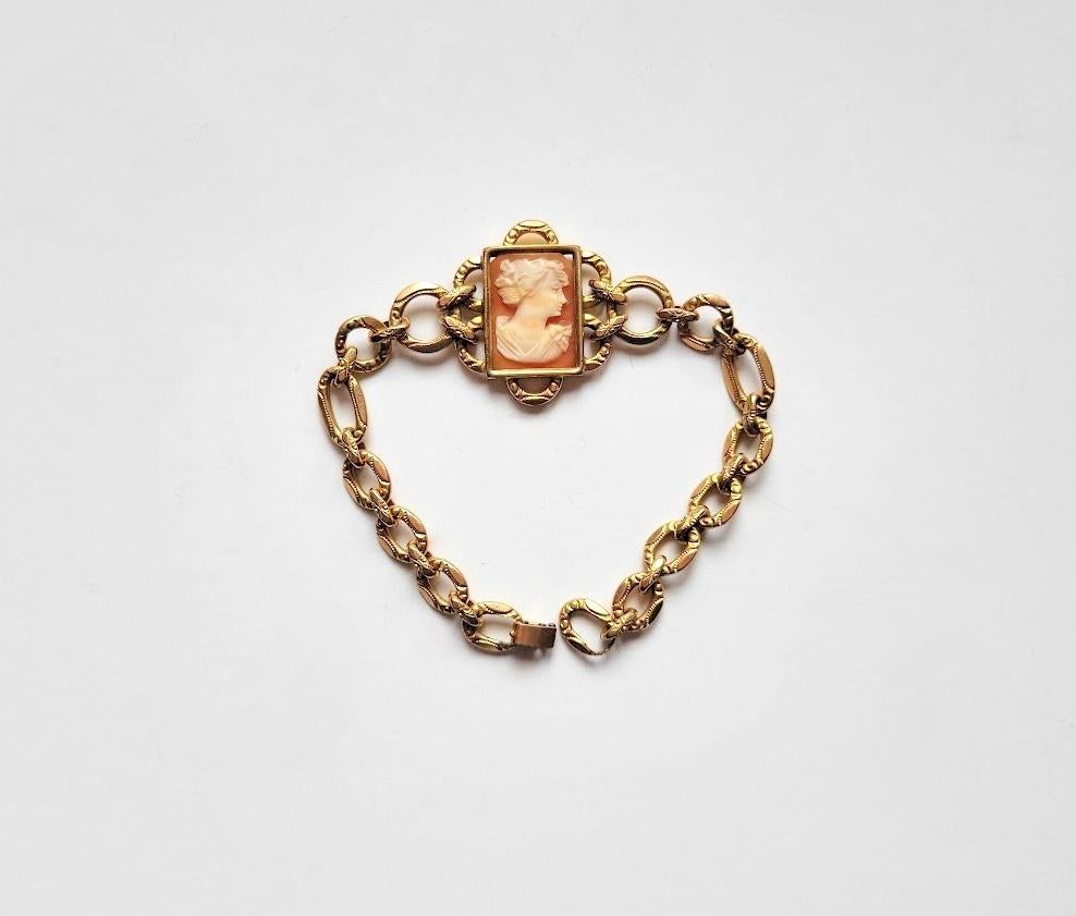 Das schöne Kamee-Armband überrascht mit einer rechteckigen Muschelkamee und speziell geschnitzten Gliedern. Dieses mit Gold gefüllte Armband ist an seinem Faltverschluss für Simmons gekennzeichnet. Sie ist mit 12k Gold gefüllt.
Abmessungen: L 7