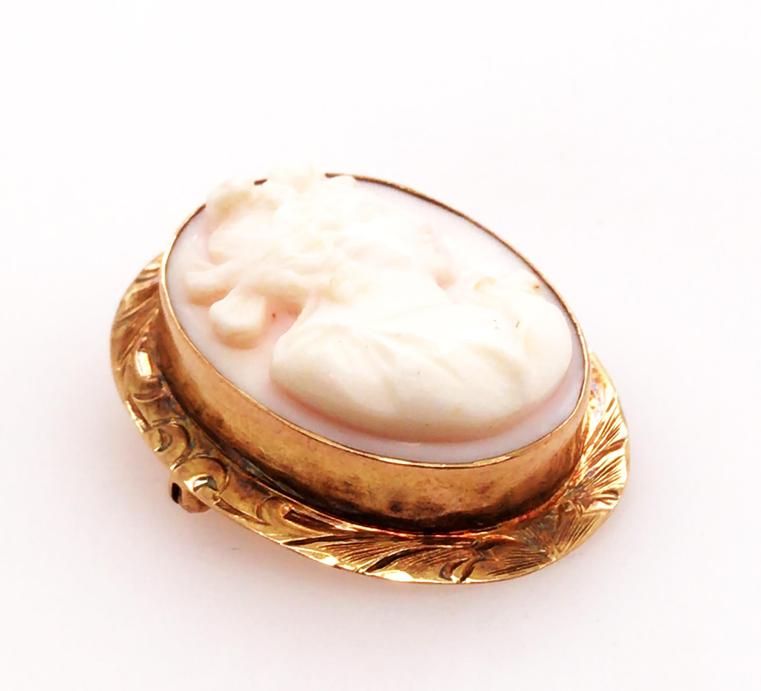 Vintage Cameo Brooch Pendant Art Deco Pin 14K Yellow Gold



Featuring an Exquisitely Hand Carved  30 x 22m Antique Cameo 

Absolutely Spectacular Hand Carved Details

Has a Bail So It Can Be Worn as a Pendant

Solid 14K Yellow Gold

Circa