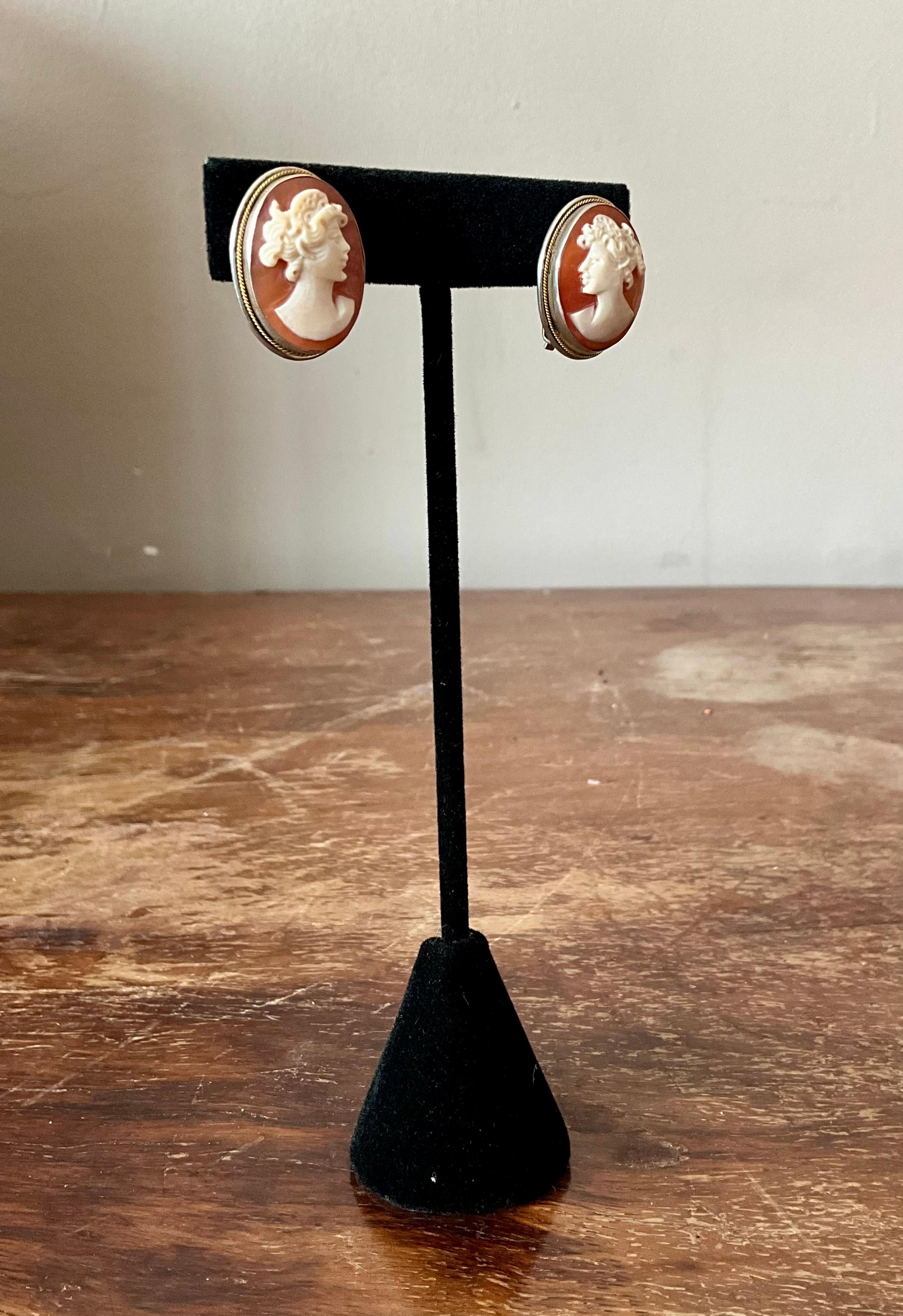 Vintage Kamee Clip auf Ohrringe im Zustand „Gut“ im Angebot in West Palm Beach, FL