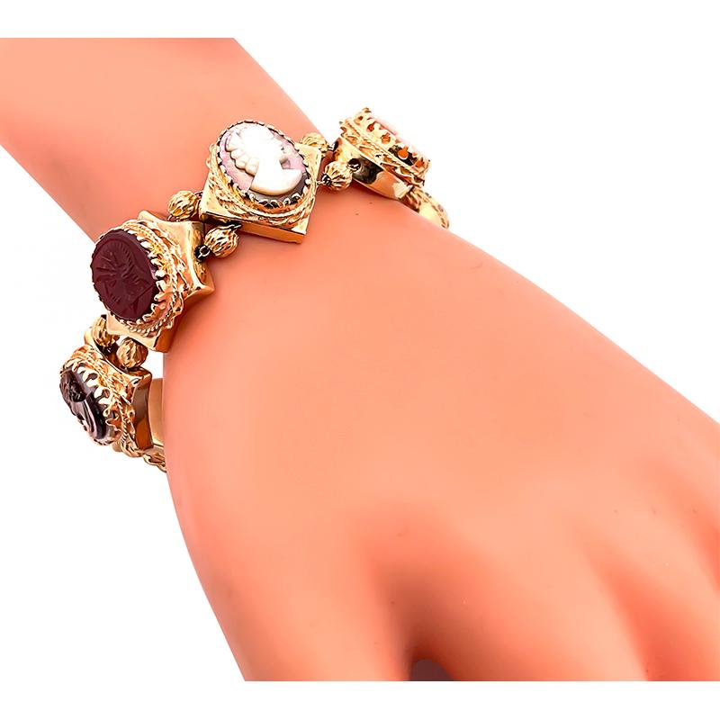 Dies ist eine erstaunliche 18k Gelbgold Kamee Folie Armband. Das Armband enthält verschiedene Arten von Kameen. Das Armband misst 7 1/4 Zoll in der Länge und 23 mm in der Breite. Das Gewicht des Armbands beträgt 51,5 Gramm.

Lagerbestand #89437PRSS