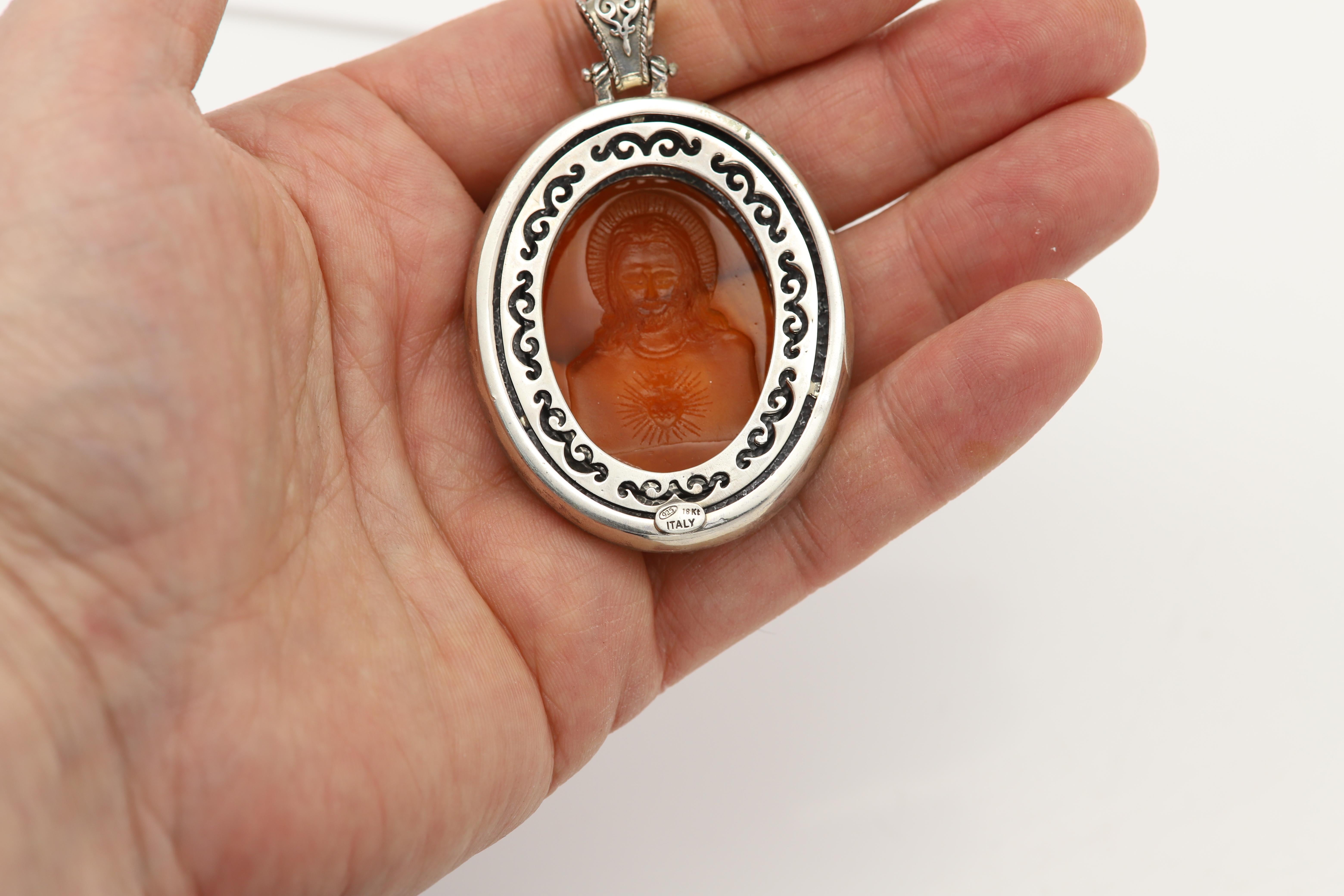 Vintage Cameo of Jesus in Italian Vintage Murano Glass Pendant For Sale 1