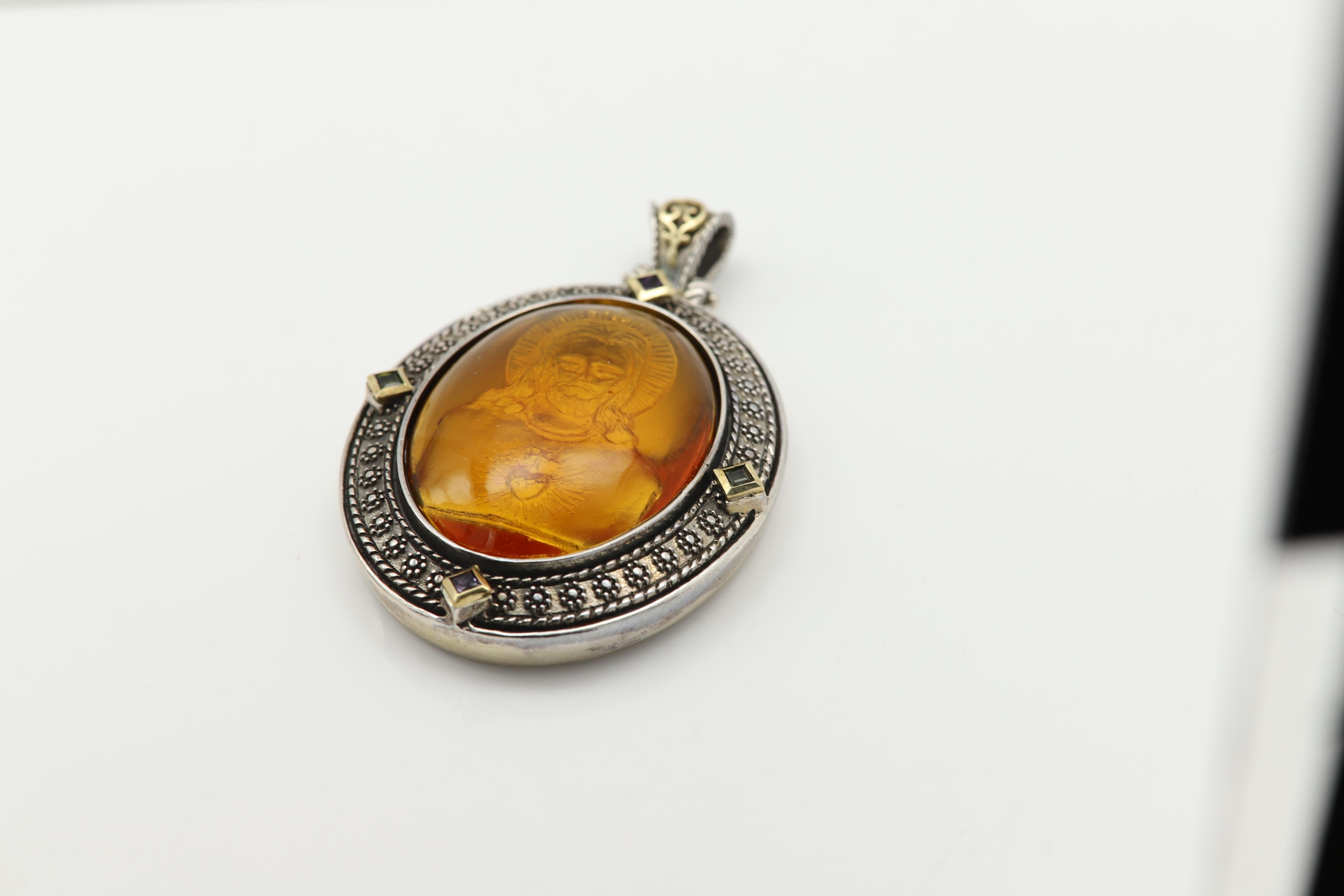 Vintage Cameo of Jesus in Italian Vintage Murano Glass Pendant For Sale 2