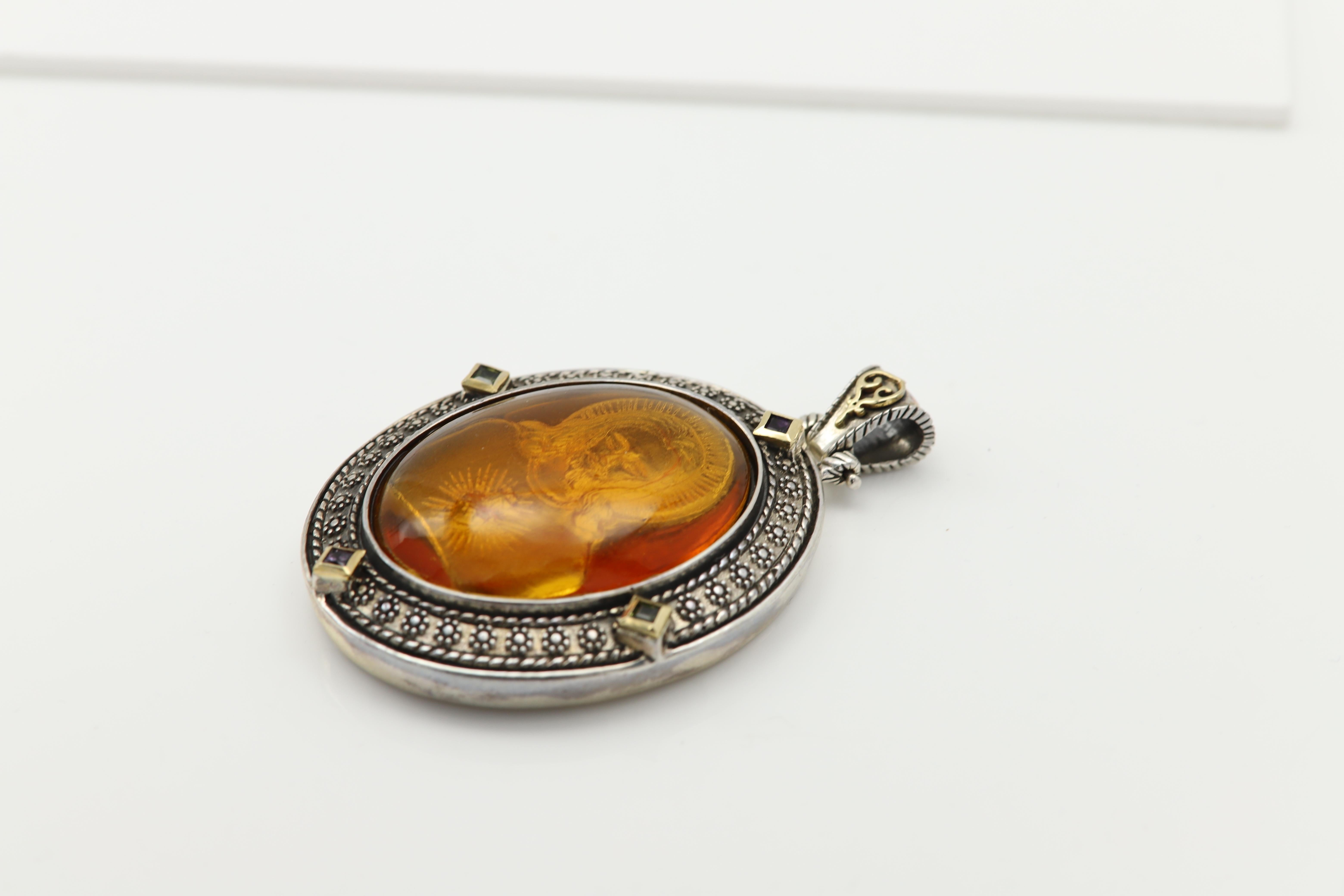 Vintage Cameo of Jesus in Italian Vintage Murano Glass Pendant For Sale 3
