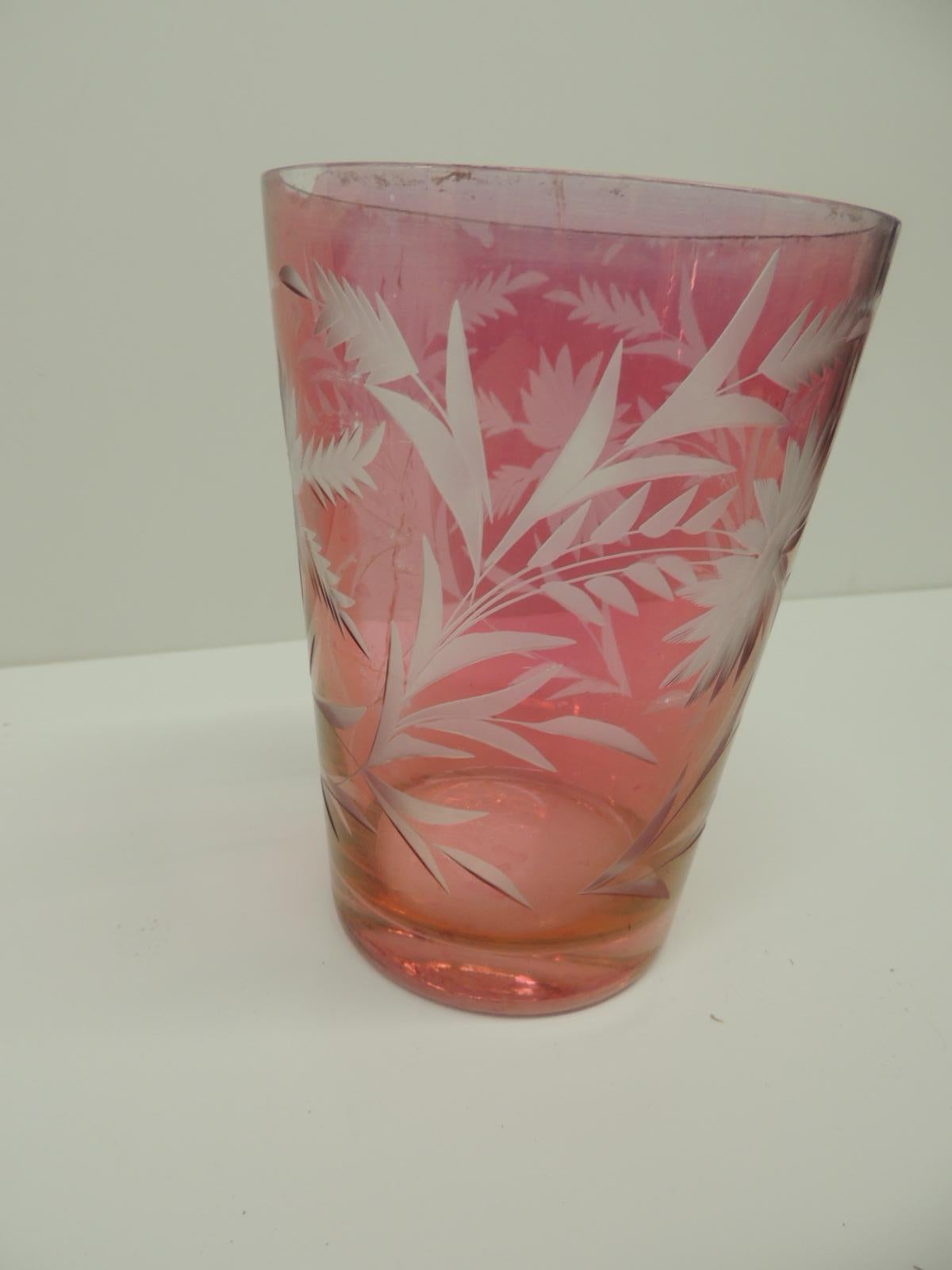 Vintage Cameo vase à fleurs rose:: détails en cristal taillé tout autour. 
(Quelques décolorations dues à l'âge.)
Taille : 5 D x 6::5 H.