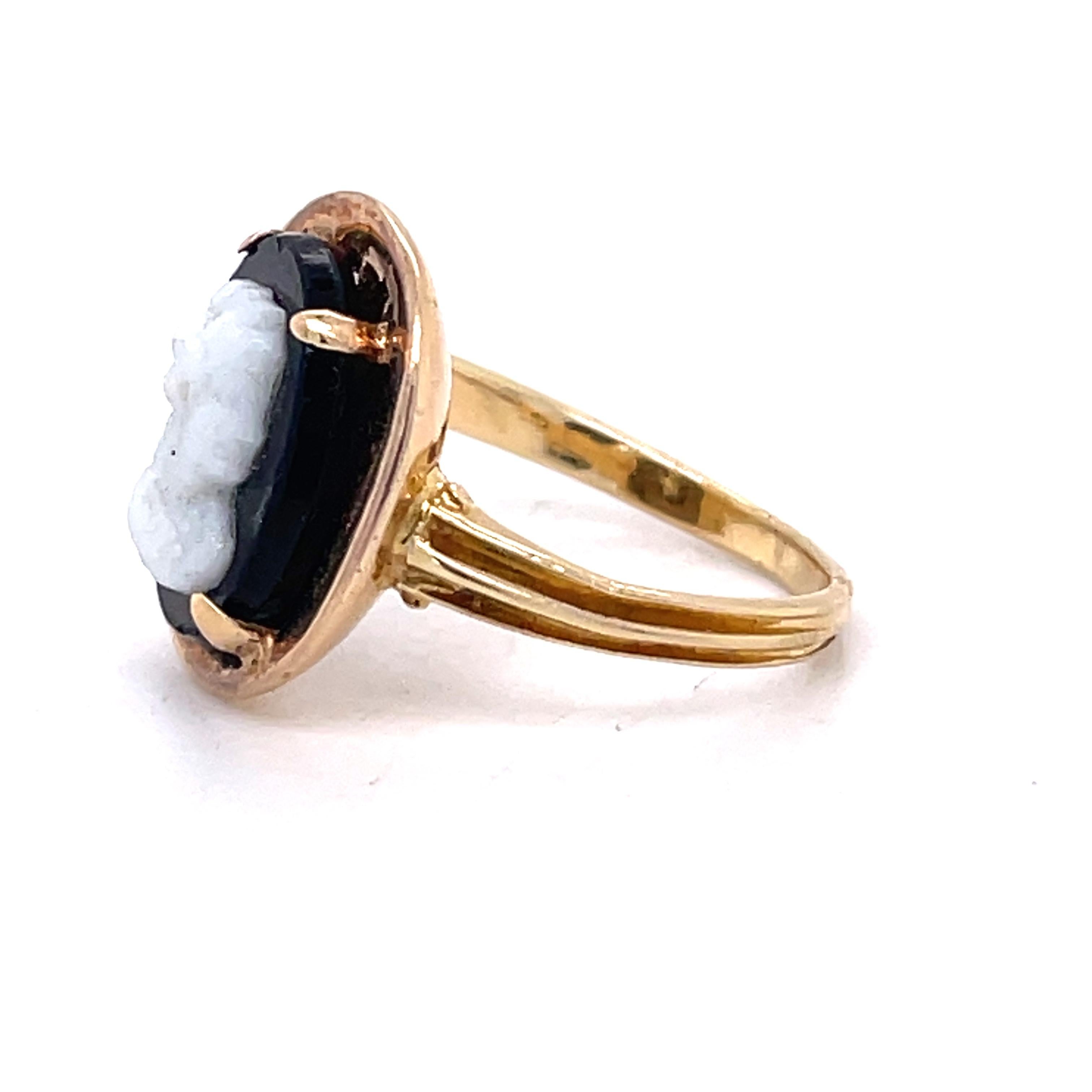 Vintage Cameo Ring, Onyx Ring, 14k Yellow Gold, women profaile cameo jewelry In Good Condition For Sale In Ramat Gan, IL