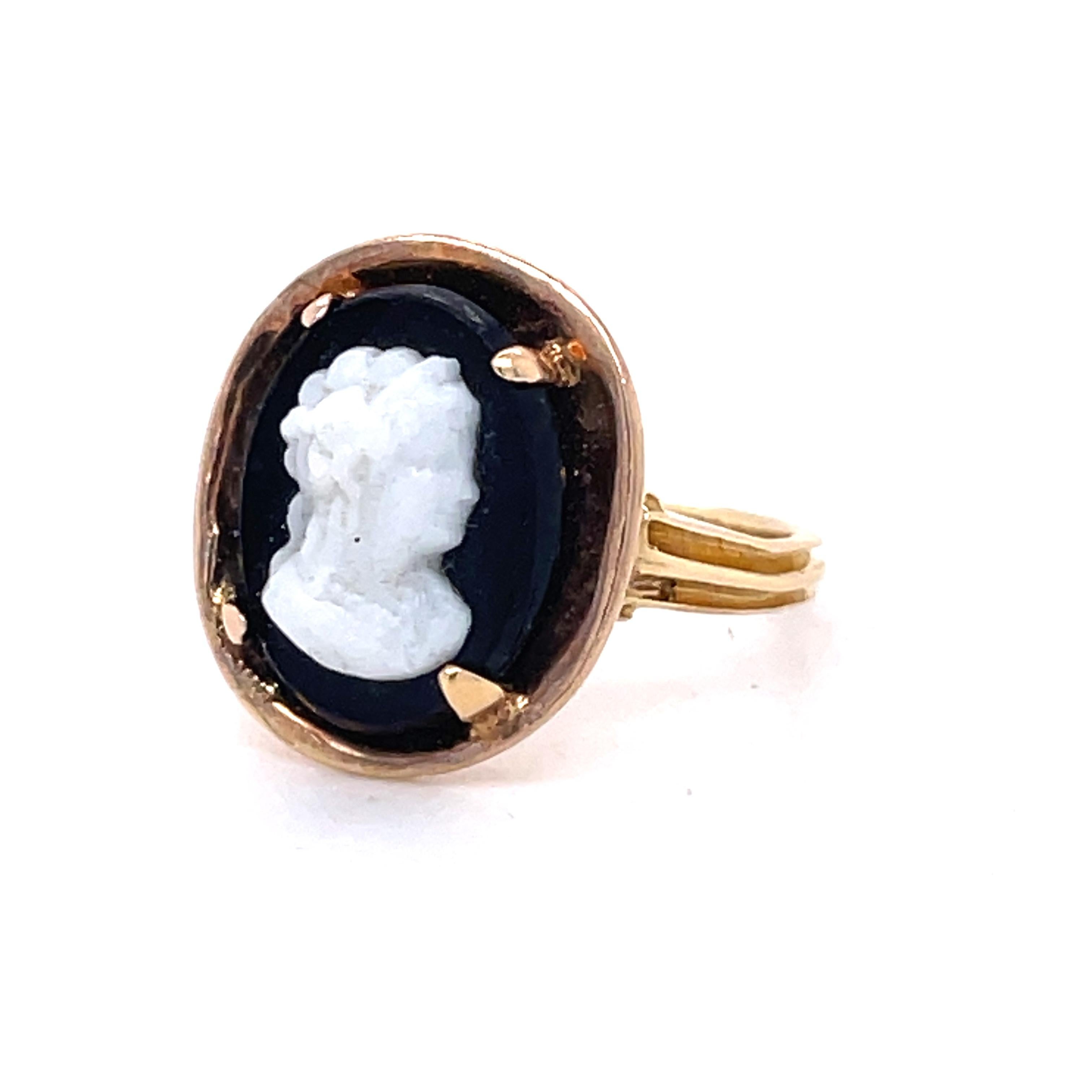 Women's or Men's Vintage Cameo Ring, Onyx Ring, 14k Yellow Gold, women profaile cameo jewelry For Sale