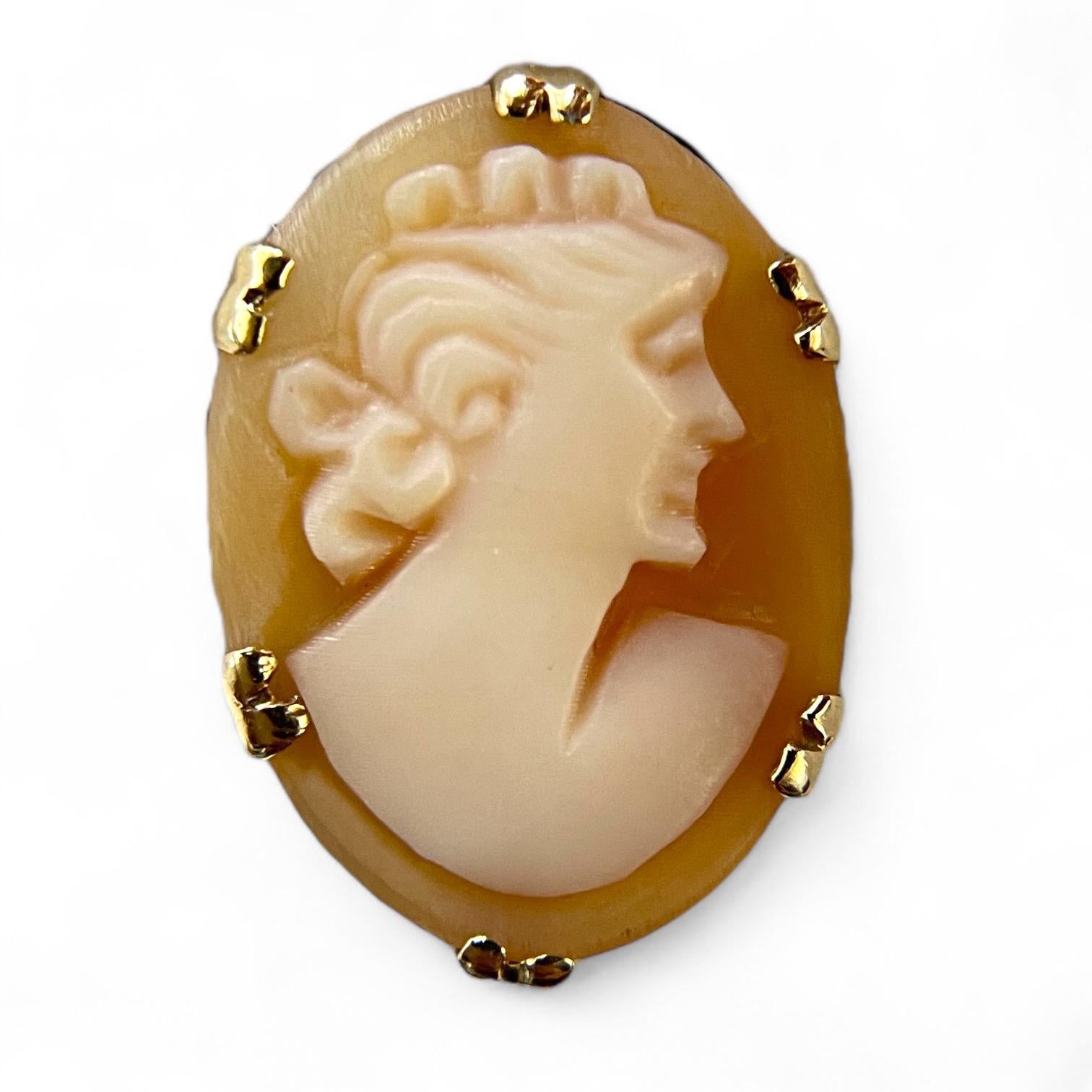 Faites un saut dans le passé avec cette exquise bague camée vintage, qui présente le profil magnifiquement sculpté d'une dame dans une pierre douce et crémeuse. La délicate monture en or rehausse le charme classique, mettant en valeur des détails