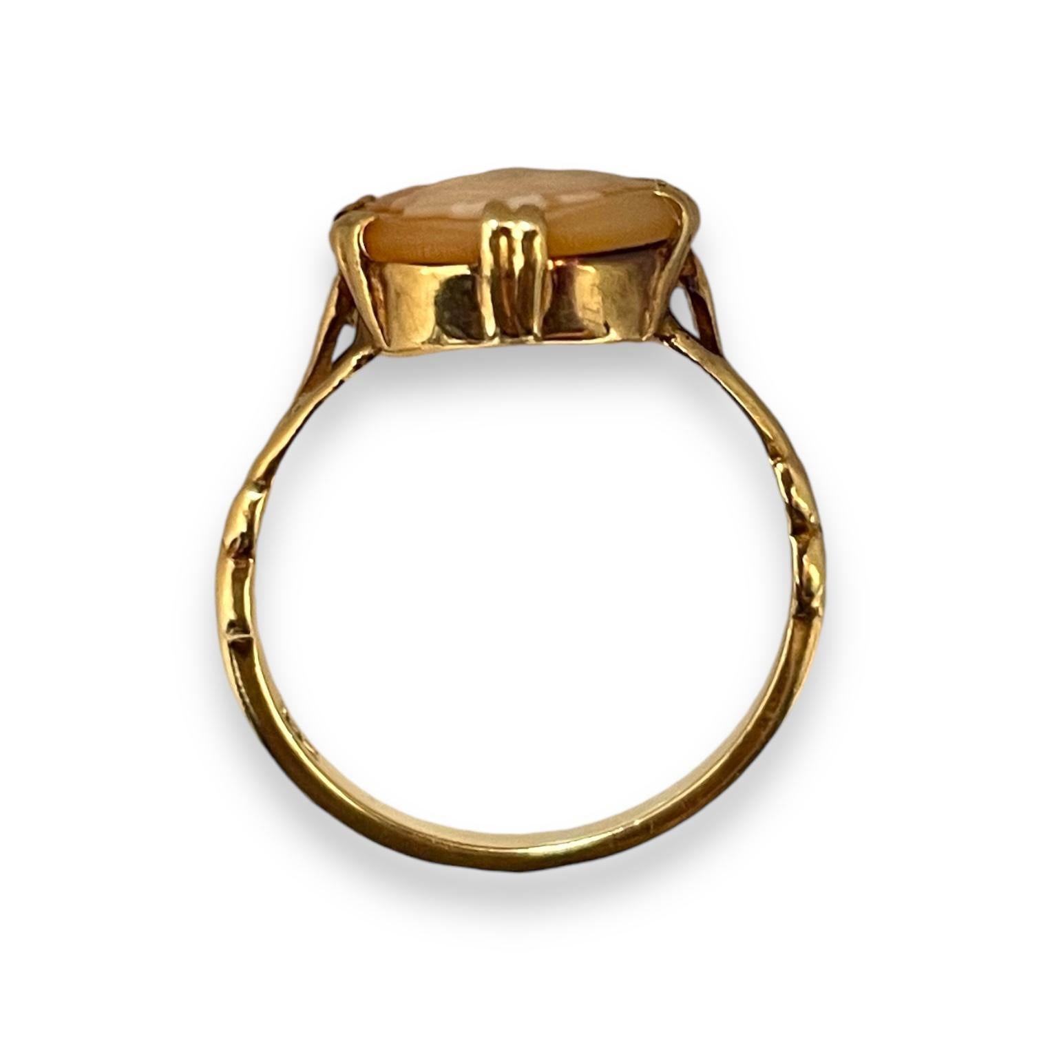 Romain classique Bague camée vintage avec monture en or complexe - Elegance Timeless en vente