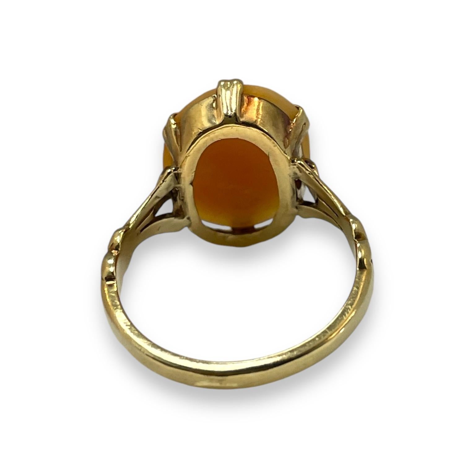 Bague camée vintage avec monture en or complexe - Elegance Timeless Unisexe en vente