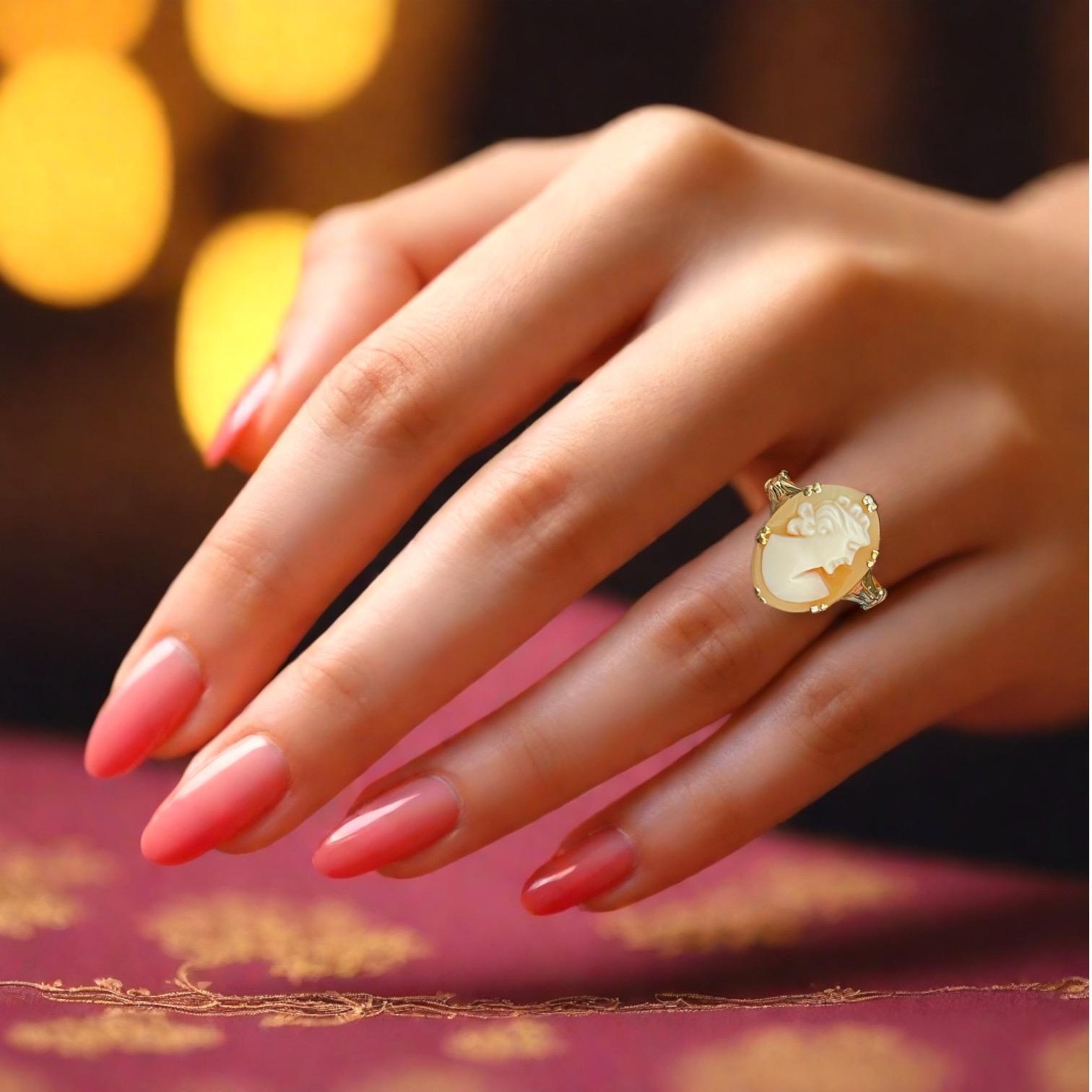Bague camée vintage avec monture en or complexe - Elegance Timeless en vente 1
