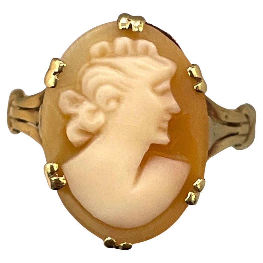 Vintage Cameo Ring with Intricate Gold Setting – Timeless Elegance
