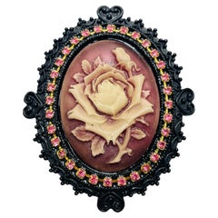 Broche vintage camée rose avec strasss