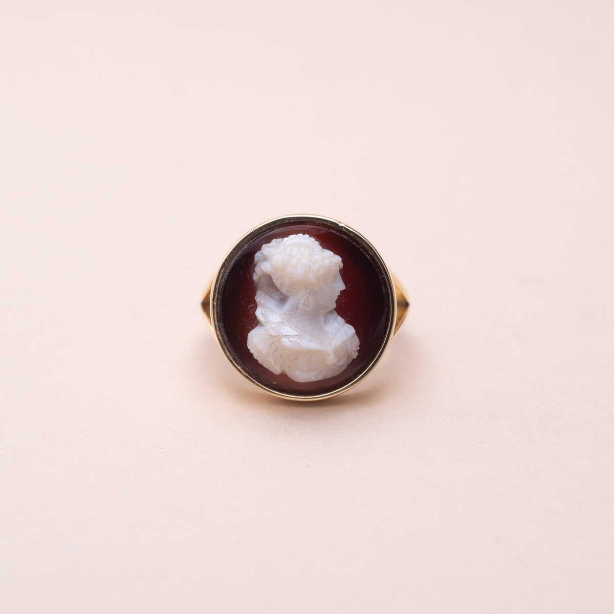 18K gold sardonyx cameo ring depicting a woman in the gothic revival style 
Cameo circa 1880 
Diameter : 18mm
Ring size : 55 FR
Eagle's head hallmark 
Gross weight : 7.73g 
Ring from our Precious Recycling brand : upcycle, re-use and transform