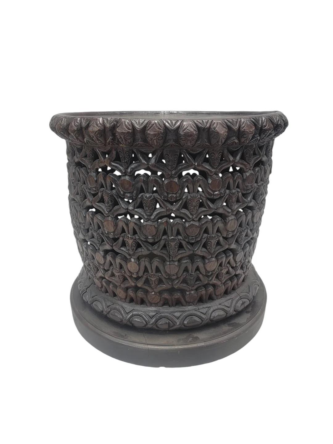 Vintage Kamerun afrikanischen geschnitzten Holz Bamileke Figural Center Table im Angebot 3