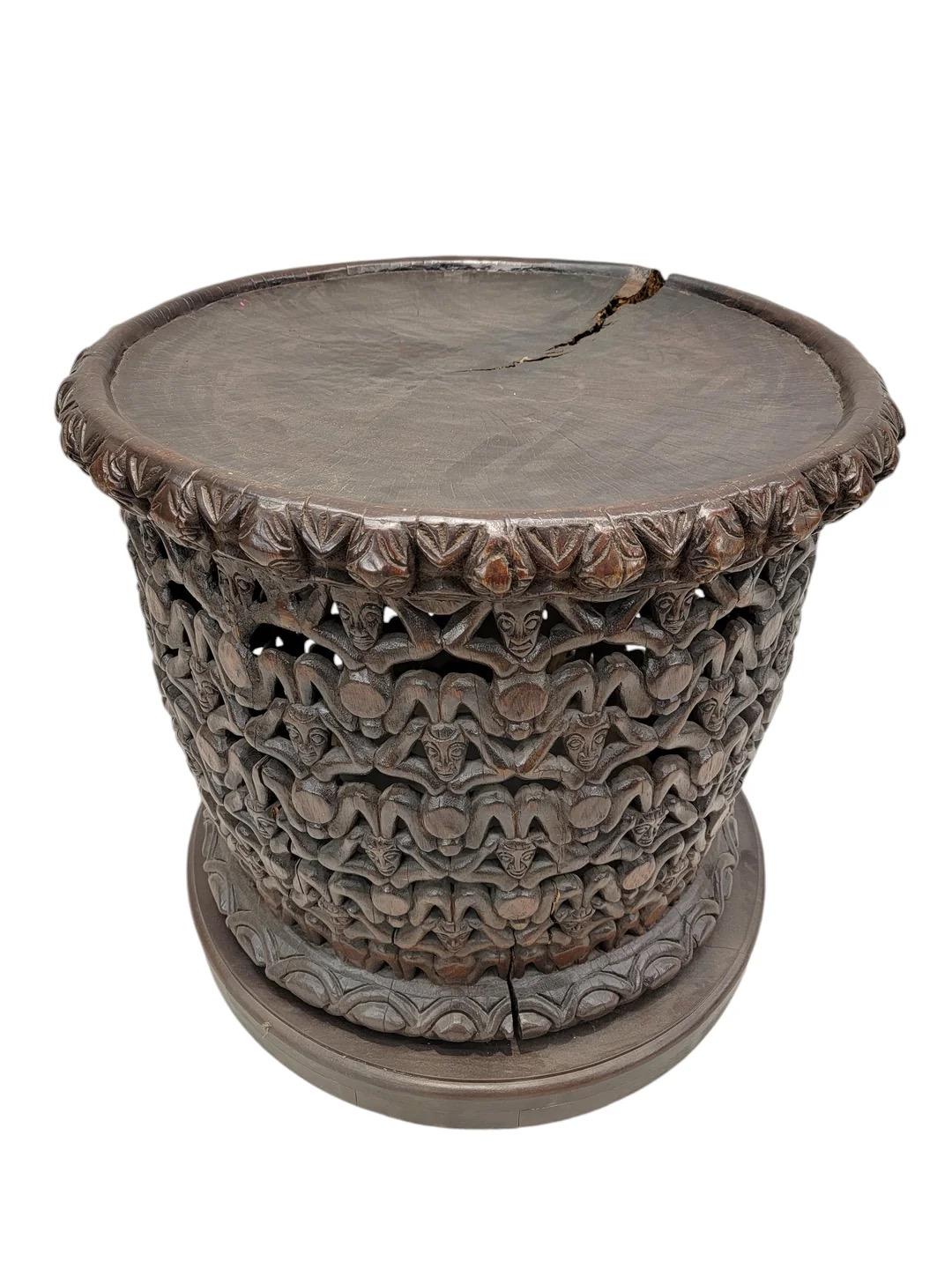 Vintage Kamerun afrikanischen geschnitzten Holz Bamileke Figural Center Table im Angebot 4