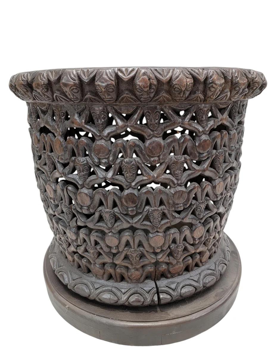 Vintage Kamerun afrikanischen geschnitzten Holz Bamileke Figural Center Table im Angebot 6