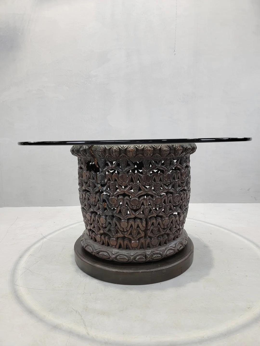 Vintage Kamerun afrikanischen geschnitzten Holz Bamileke Figural Center Table (Unbekannt) im Angebot