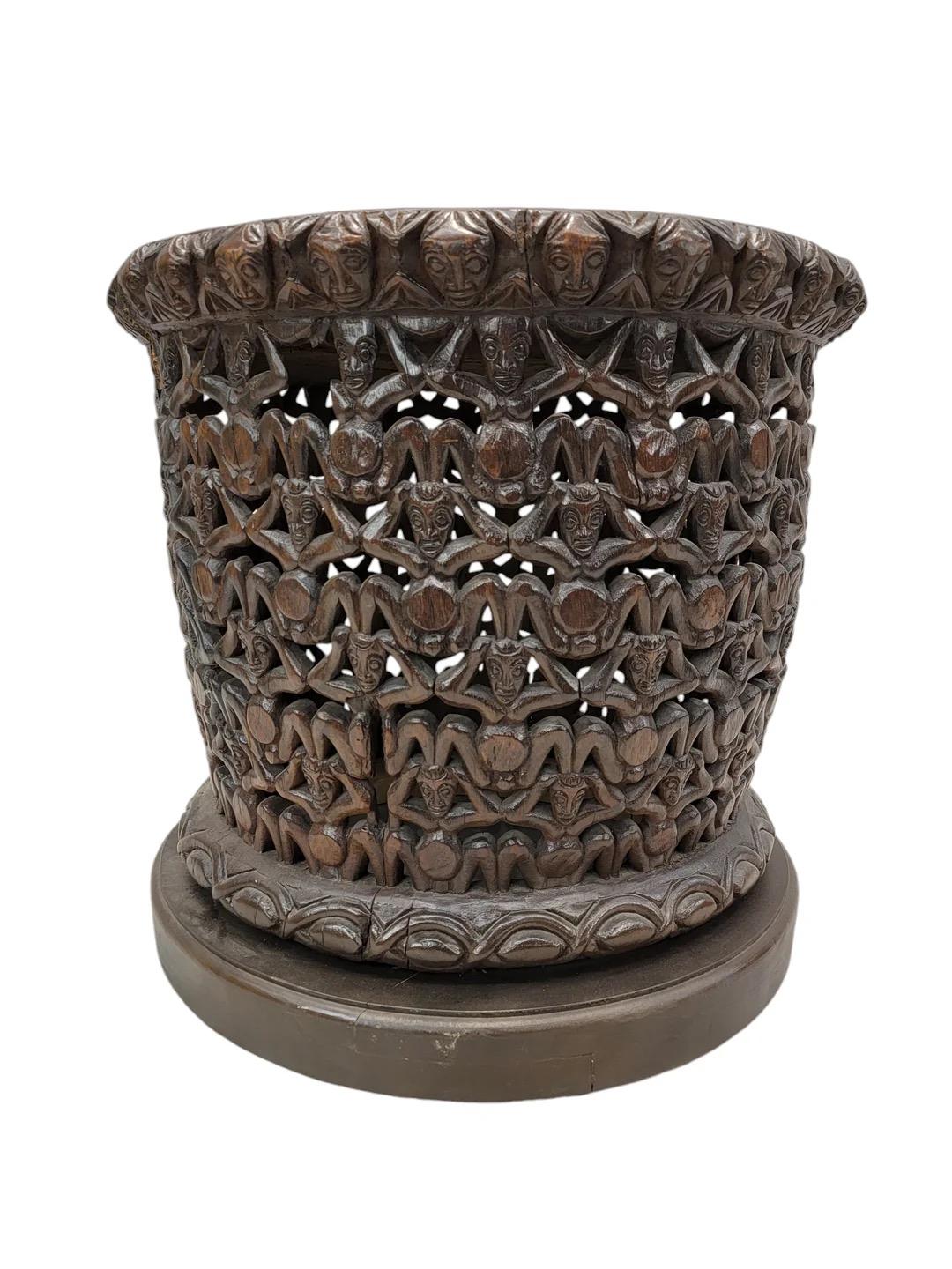Vintage Kamerun afrikanischen geschnitzten Holz Bamileke Figural Center Table im Zustand „Gut“ im Angebot in Chicago, IL