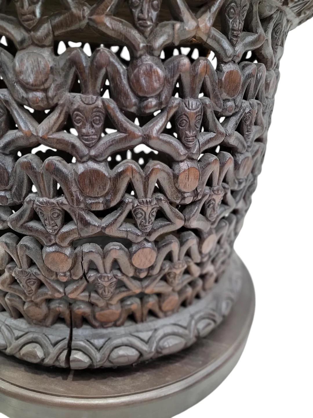 Vintage Kamerun afrikanischen geschnitzten Holz Bamileke Figural Center Table (20. Jahrhundert) im Angebot