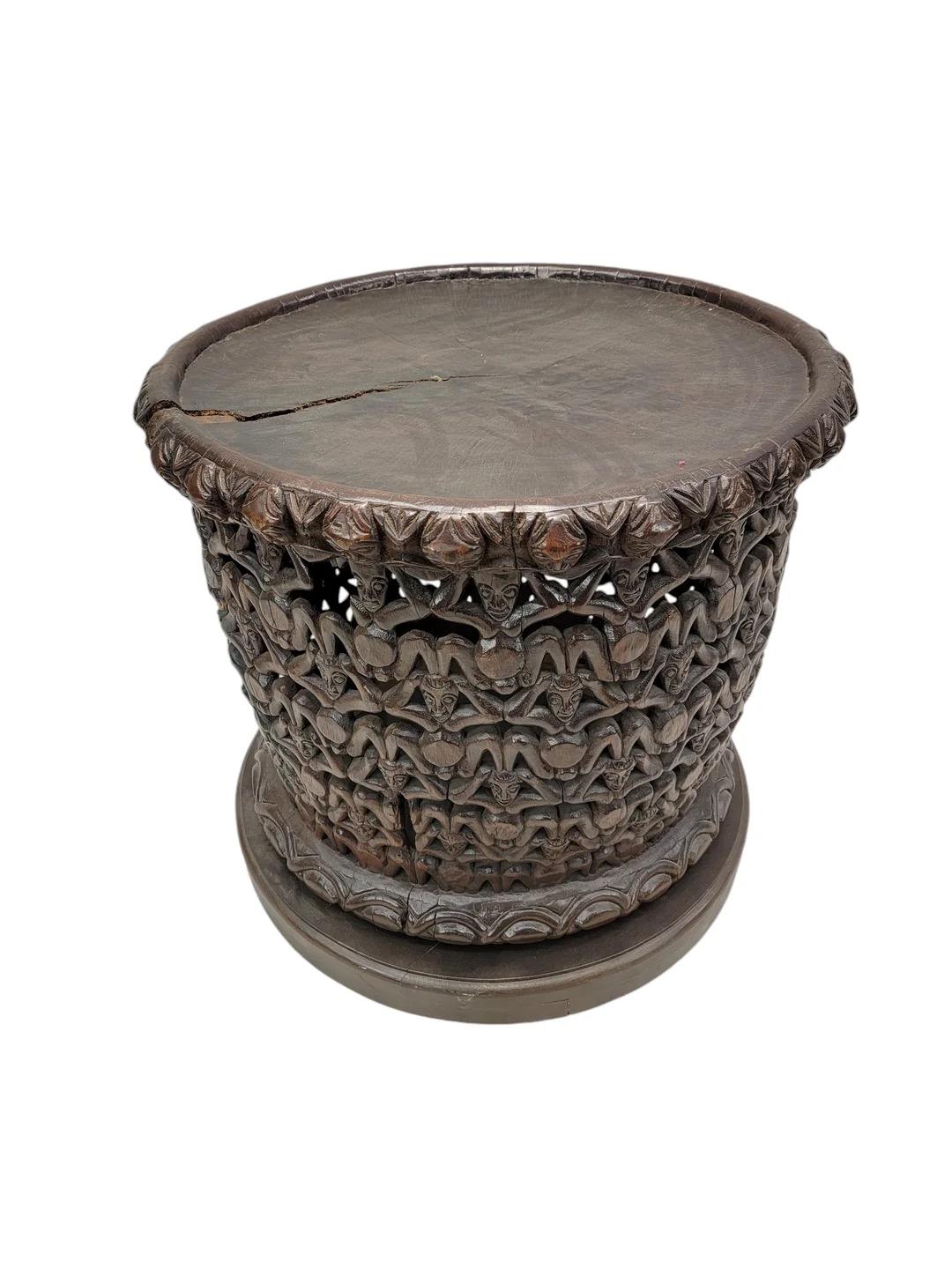 Vintage Kamerun afrikanischen geschnitzten Holz Bamileke Figural Center Table im Angebot 2