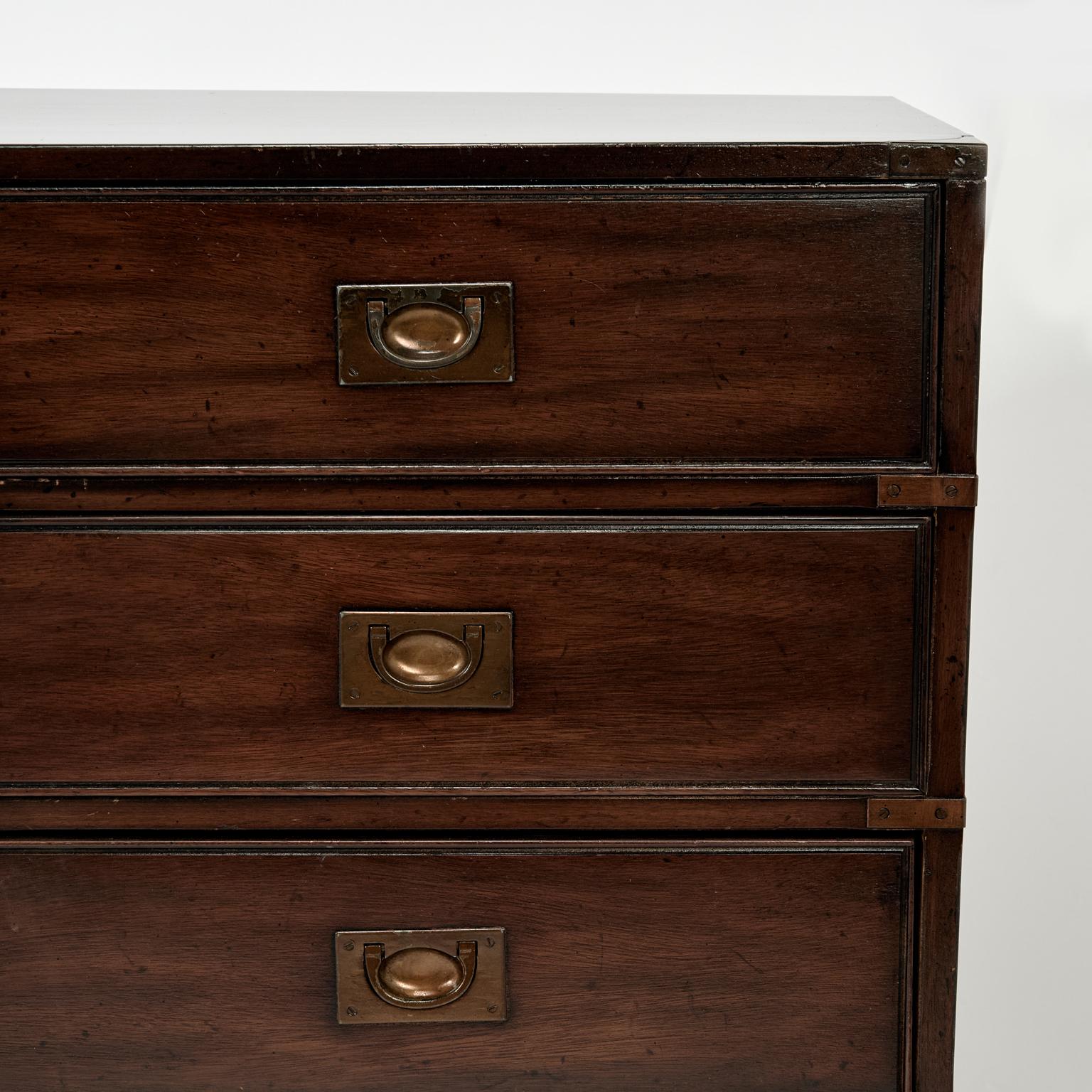 Vintage Campaigner Stil Kommode oder Dresser von Heritage im Zustand „Gut“ im Angebot in Palm Beach, FL