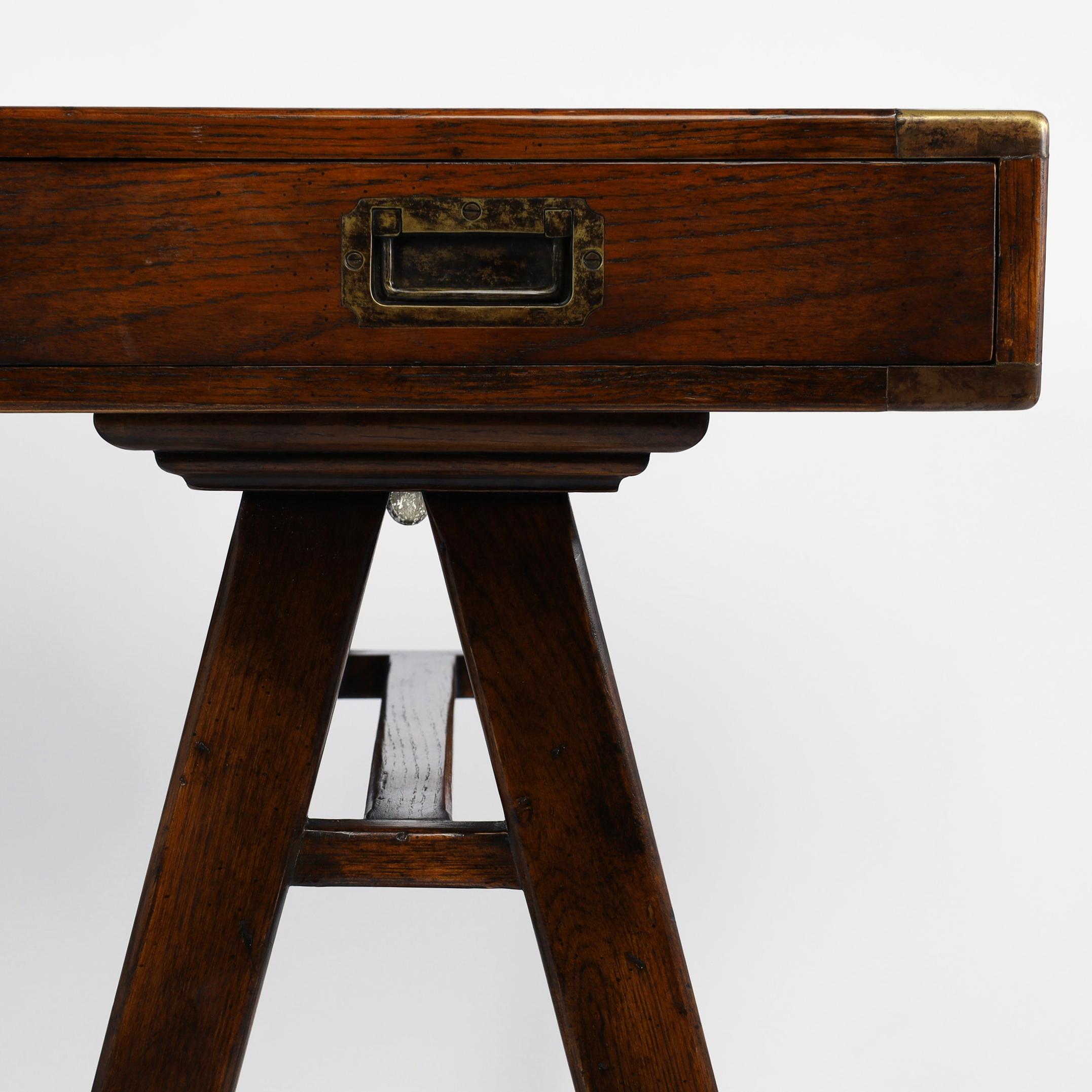 Schreibtisch aus Leder mit Sawhorse-Lederplatte im Campaign-Stil im Angebot 3